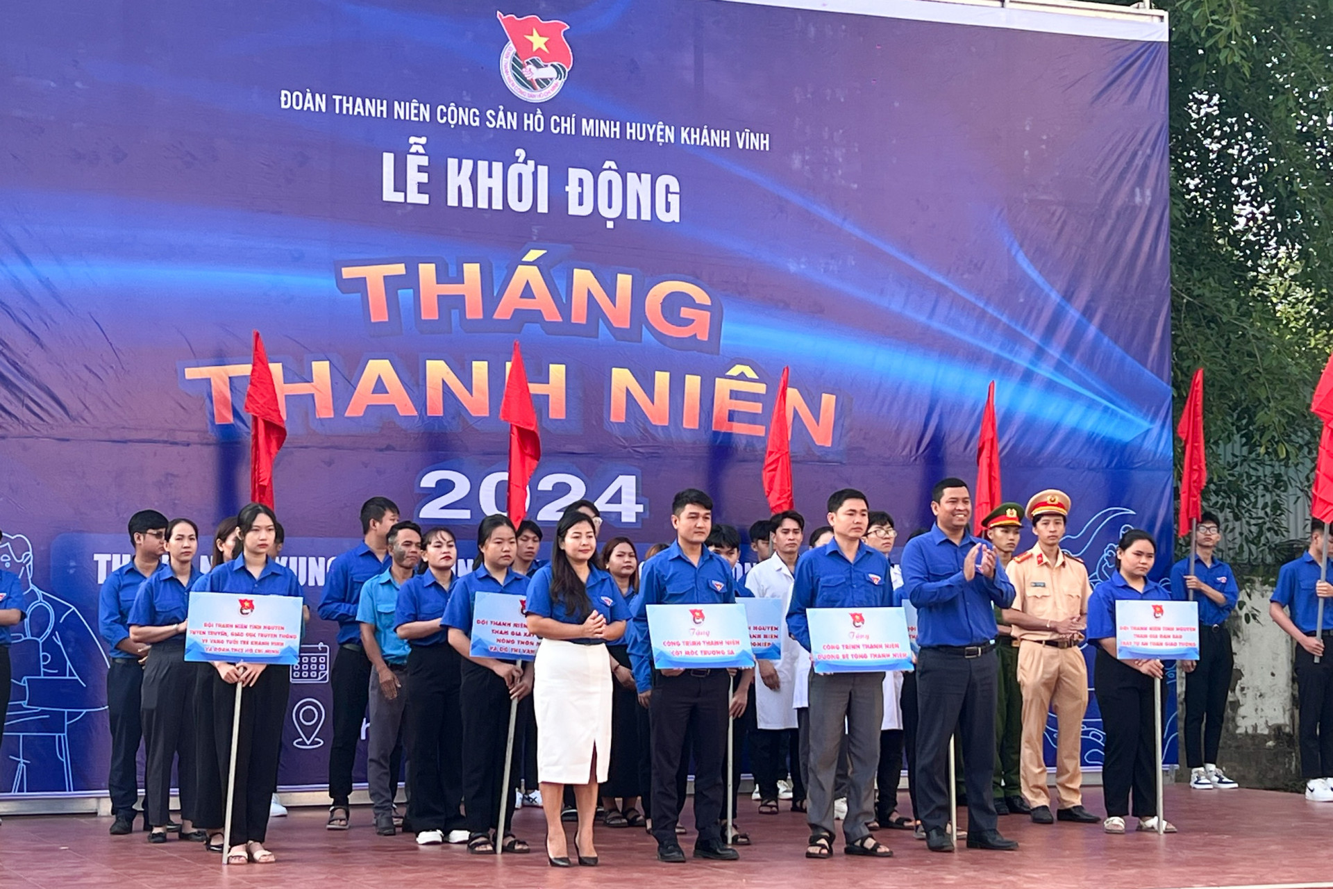 Huyện đoàn Khánh Vĩnh ra mắt các đội hình thanh niên tình nguyện và trao biểu trưng các công trình thanh niên sẽ thực hiện trong Tháng Thanh niên.