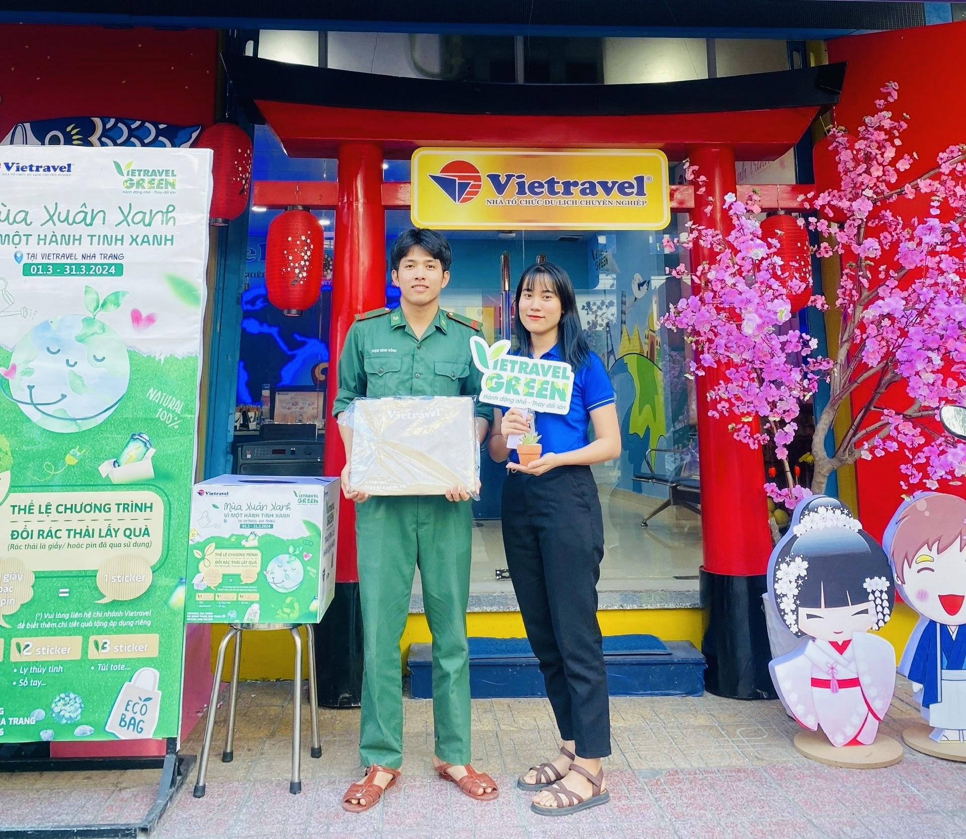 Khách đến Vietravel chi nhánh Nha Trang đổi rác thải lấy quà tặng góp phần bảo vệ môi trường