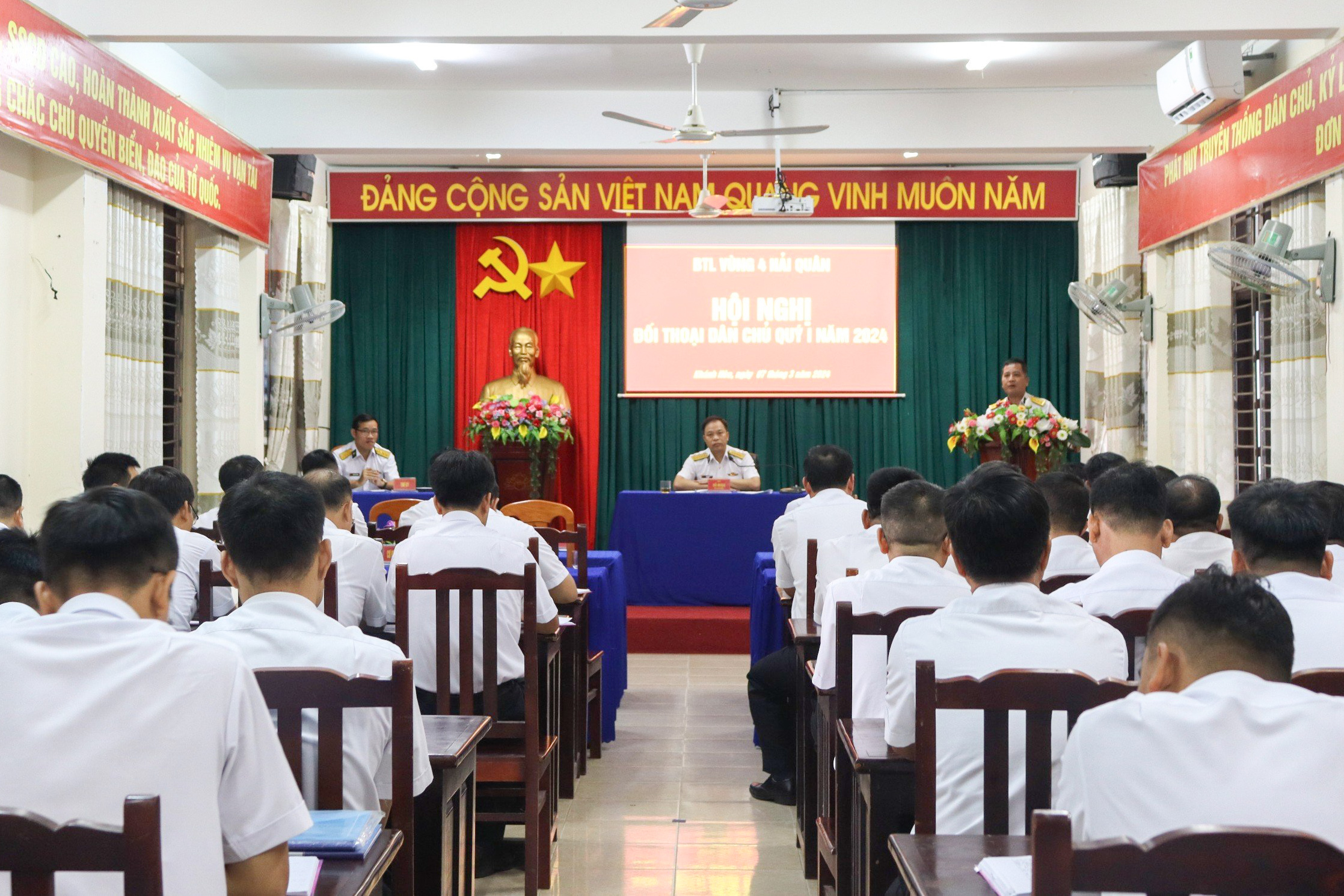 Quang cảnh hội nghị đối thoại.