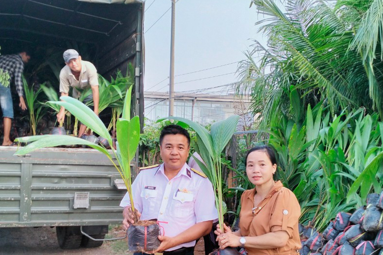 Vùng 4 Hải quân tiếp nhận cây giống do huyện Chợ Lách hỗ trợ