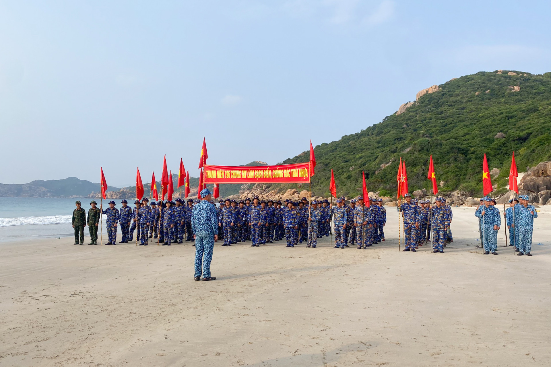 Đoàn viên, thanh niên trung đoàn ra quân thực hiện hoạt động tình nguyện.