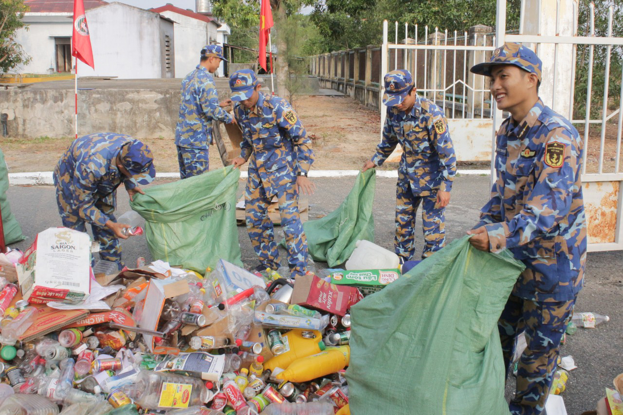 Thu gom, phân loại rác thải.