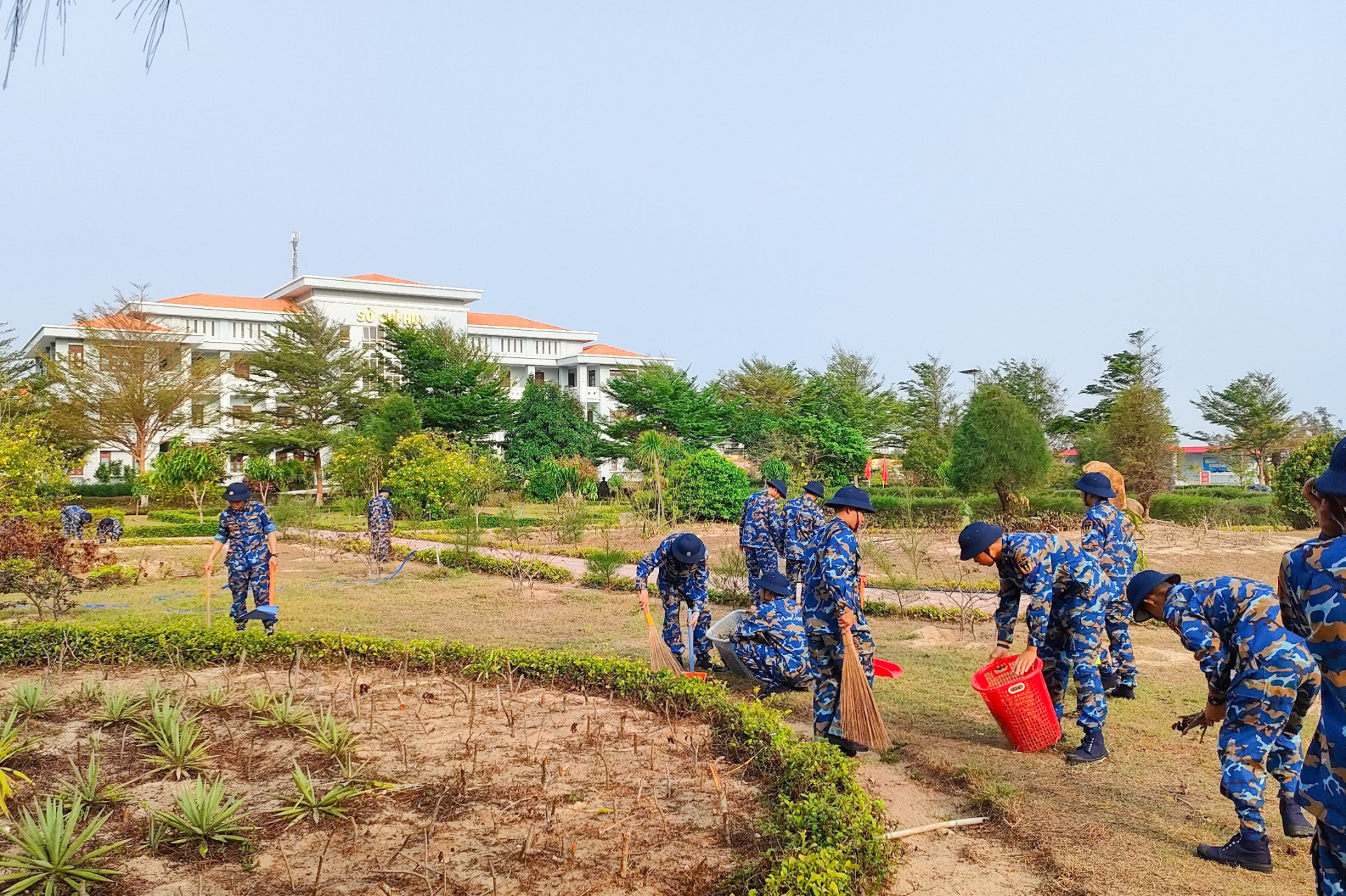 Đoàn viên, thanh niên Trung tâm Huấn luyện Vùng 4 Hải quân tham gia tình nguyện.