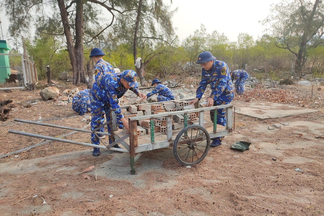 Đoàn viên Chi đoàn Ban Tham mưu xây dựng khuôn viên thanh niên.