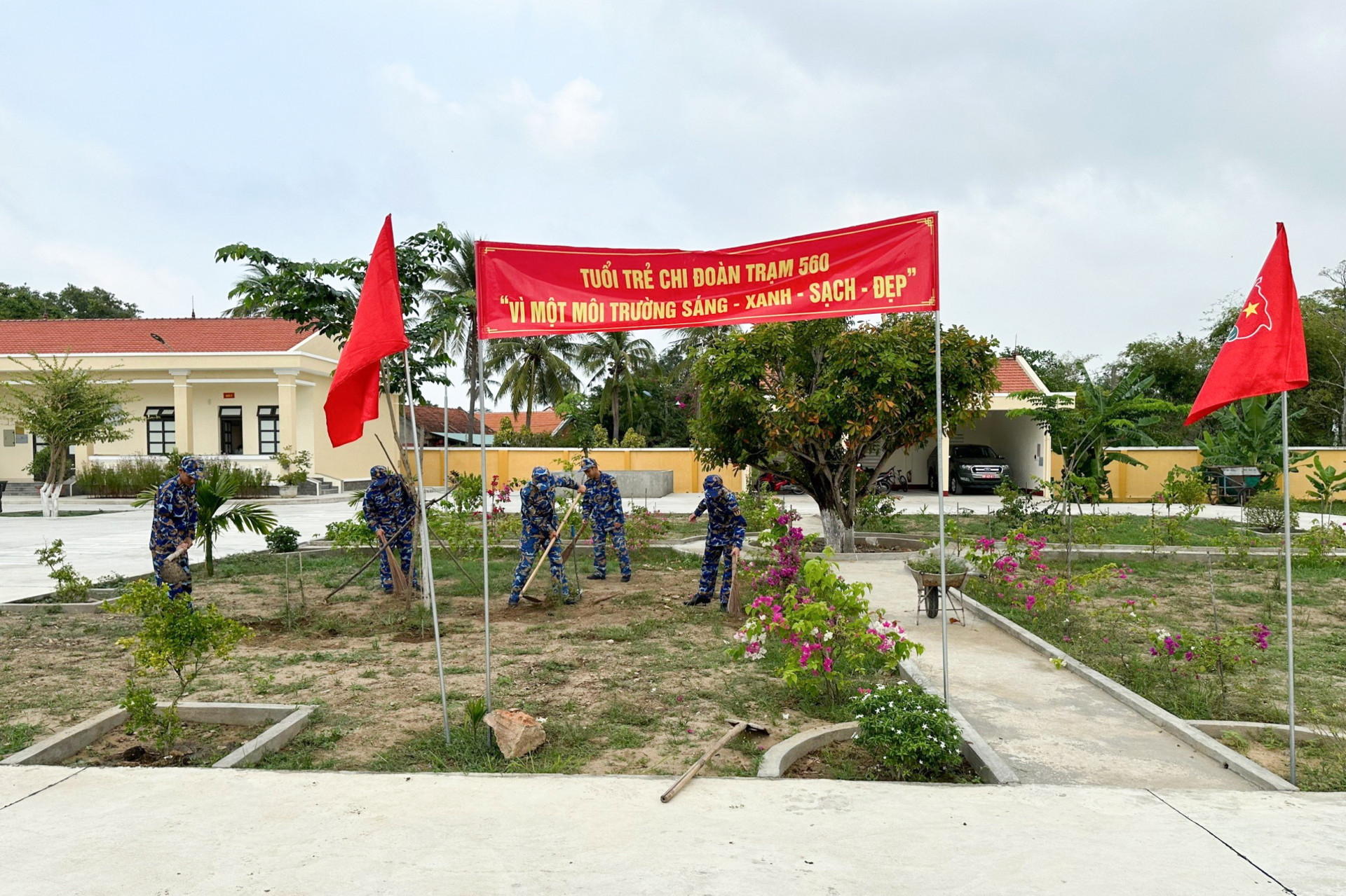 Chi đoàn Trạm Ra-đa 560 củng cố khuôn viên đơn vị.