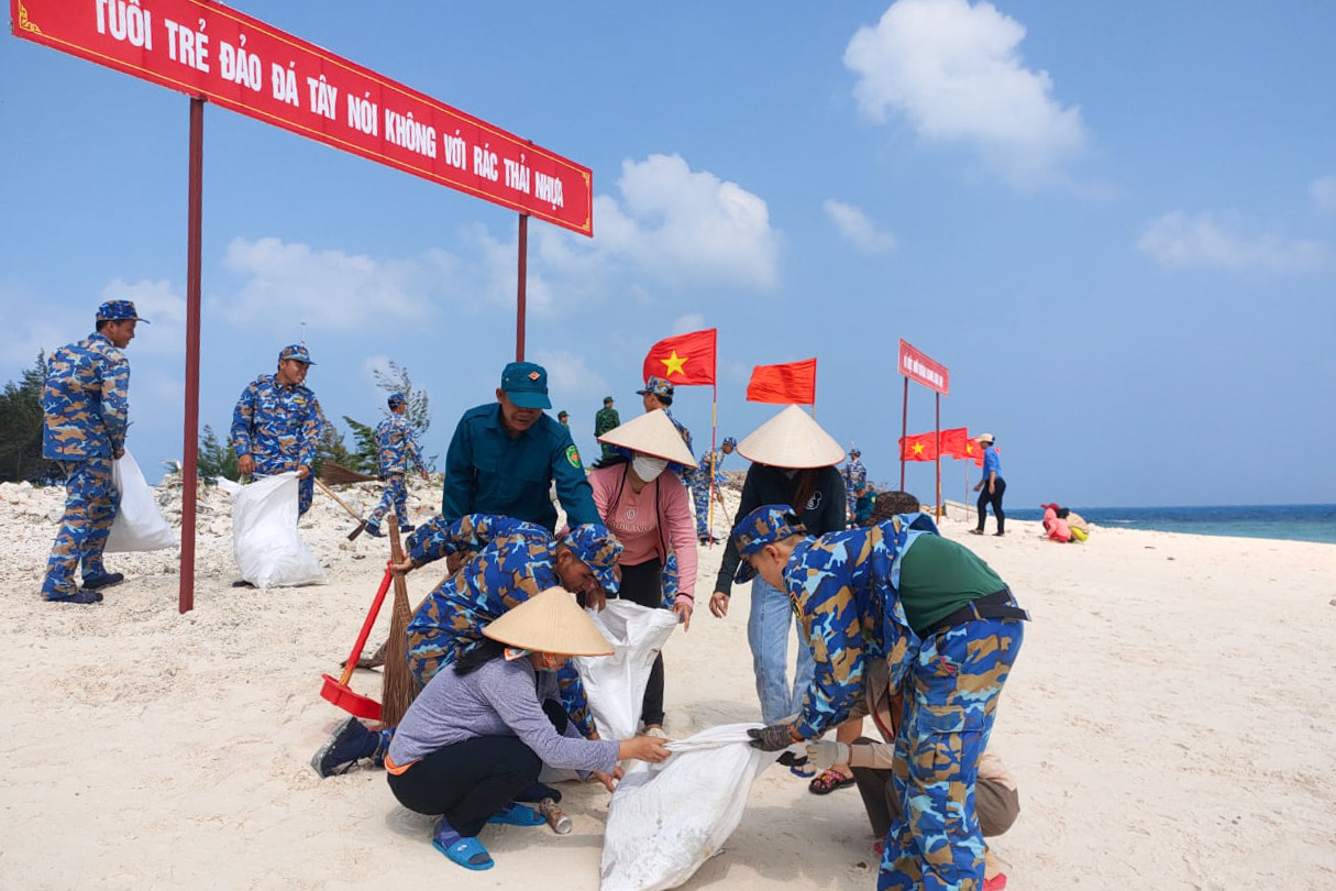 Đoàn viên, thanh niên và nhân dân đảo Đá Tây tham gia tình nguyện.