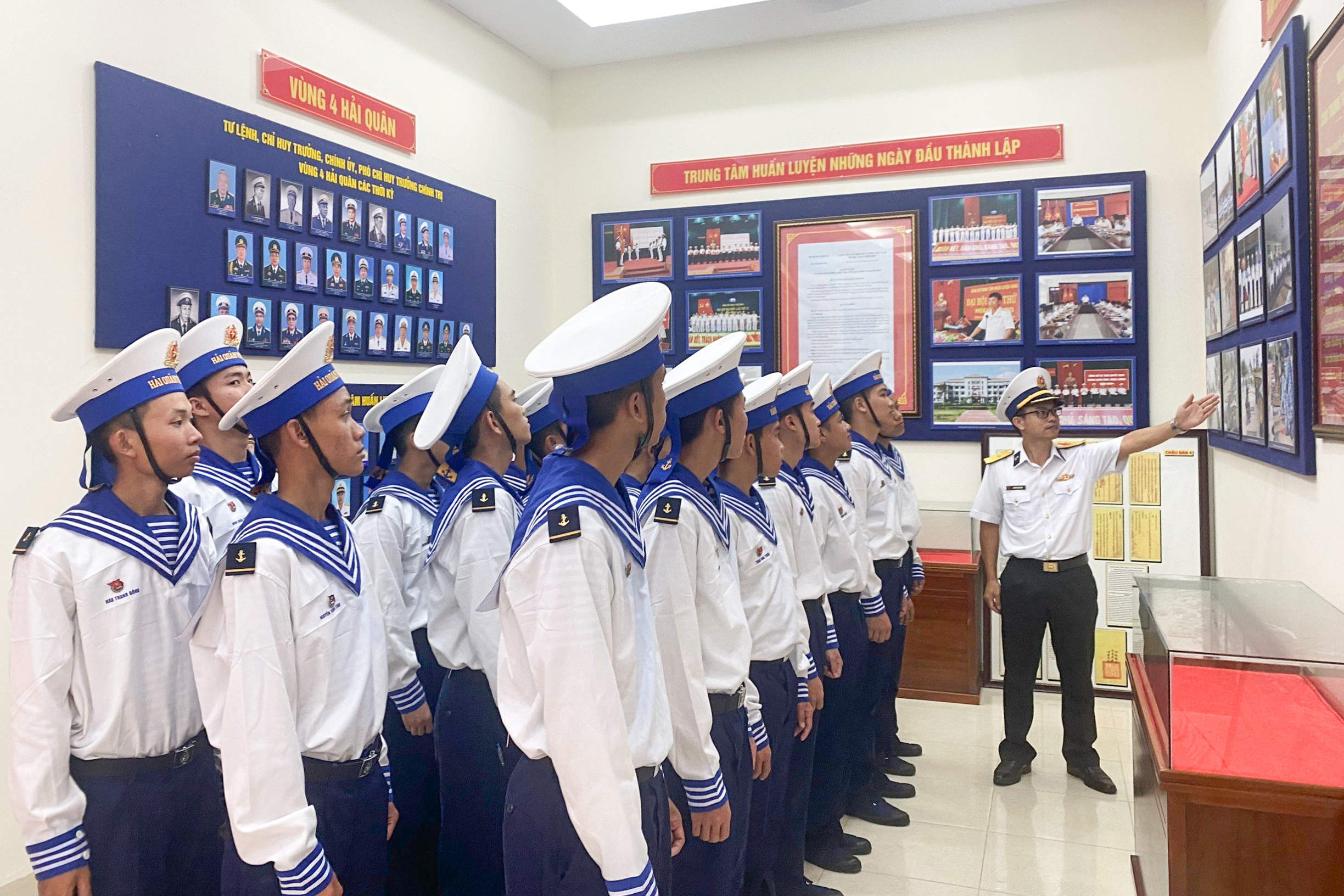 Trung tâm Huấn luyện Vùng 4 Hải quân: Tổ chức học tập truyền thống cho gần 1.400 chiến sĩ mới