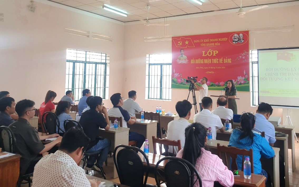 30 quần chúng ưu tú đến từ các đơn vị kinh tế tư nhân học lớp bồi dưỡng nhận thức về Đảng