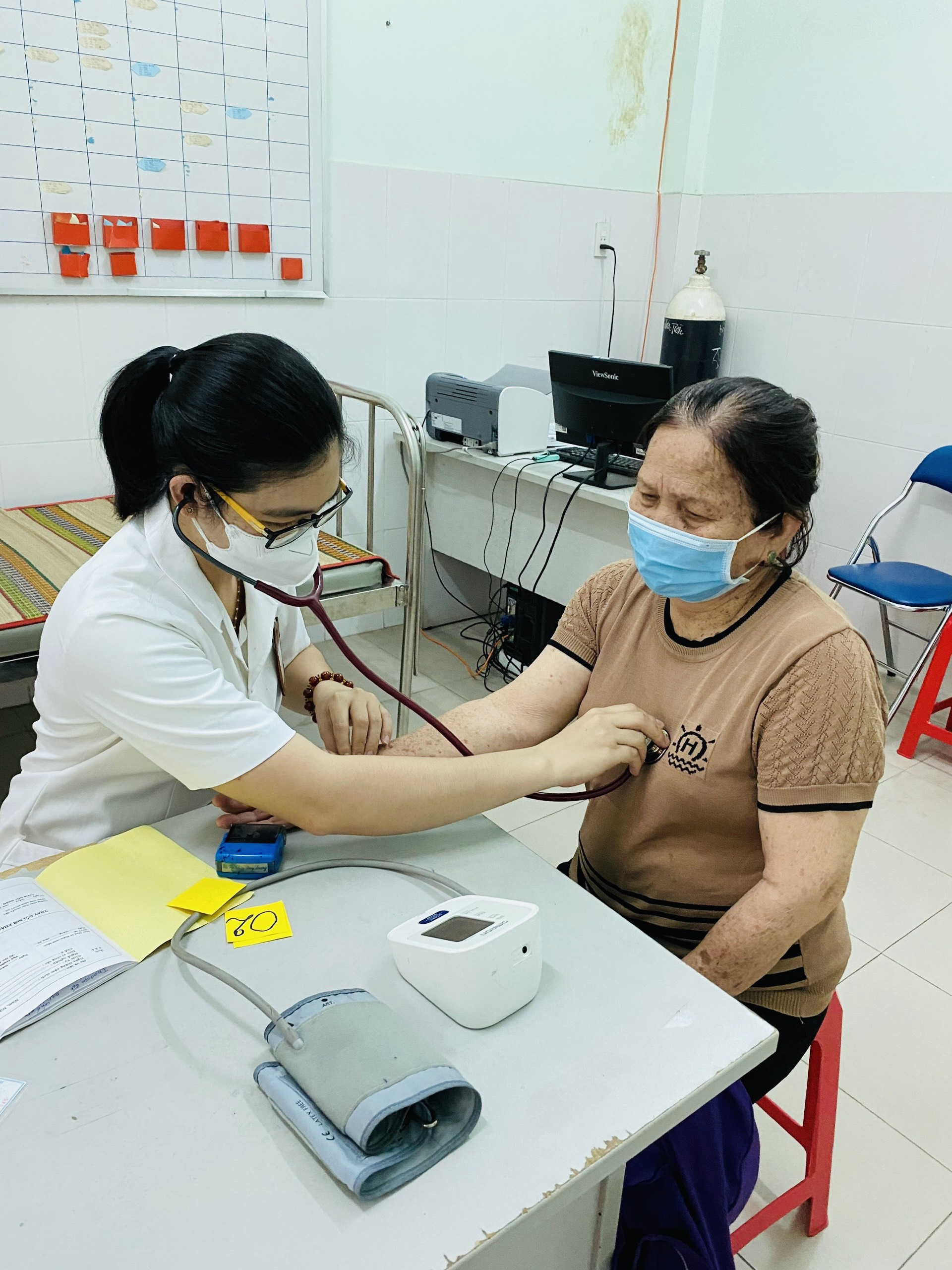 Nhân viên trạm y tế Phường Phước Tiến khám sức khỏe cho nhân dân: ảnh, Thảo Ly