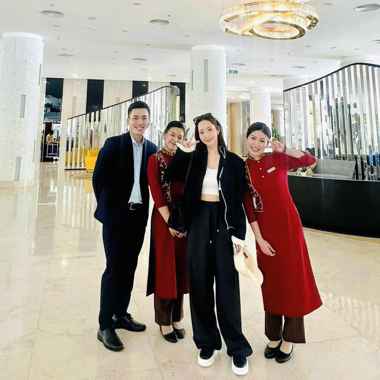 Nữ diễn viên Park Min Young chụp ảnh lưu niệm với các nhân viên của Vinpearl Resort &amp; Spa Nha Trang Bay