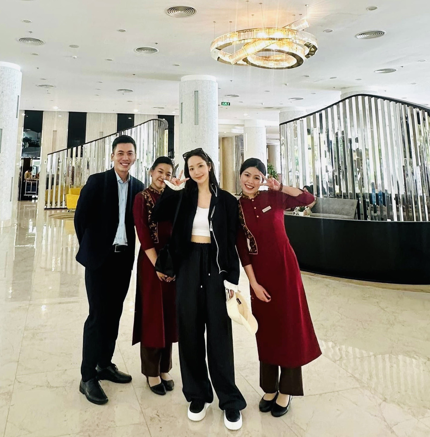 Actress Park Min Young takes photos with Vinpearl Nha Trang staff.