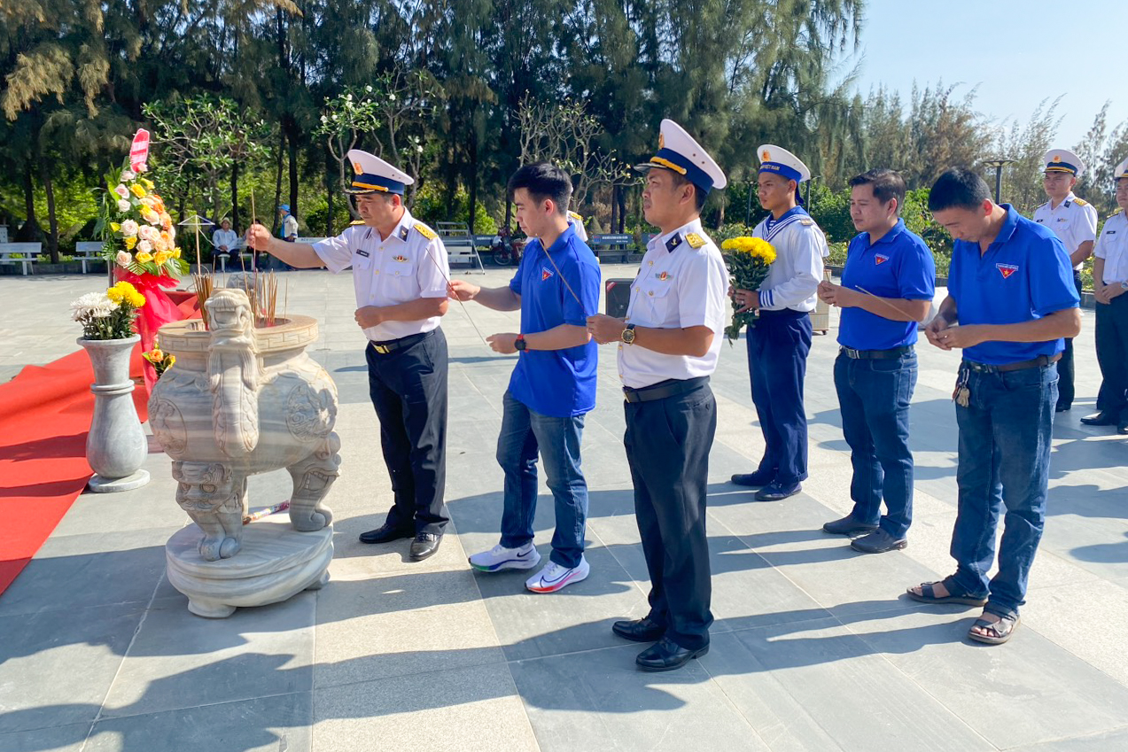 Đoàn cơ sở Trung đoàn 196 và Bệnh viện Đa khoa khu vực Cam Ranh: Dâng hương tại Khu tưởng niệm chiến sĩ Gạc Ma