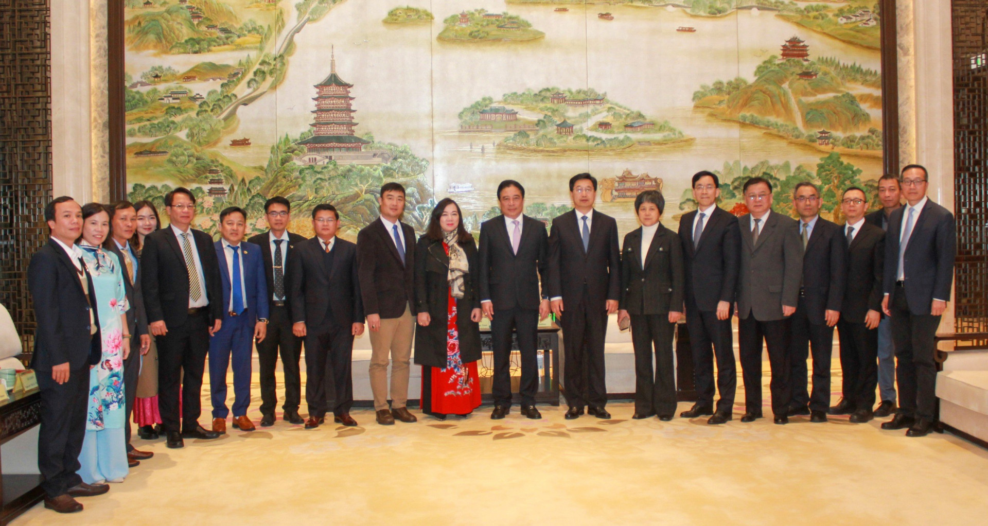 Đoàn công tác của tỉnh Khánh Hòa chụp hình lưu niệm với lãnh đạo tỉnh Chiết Giang.