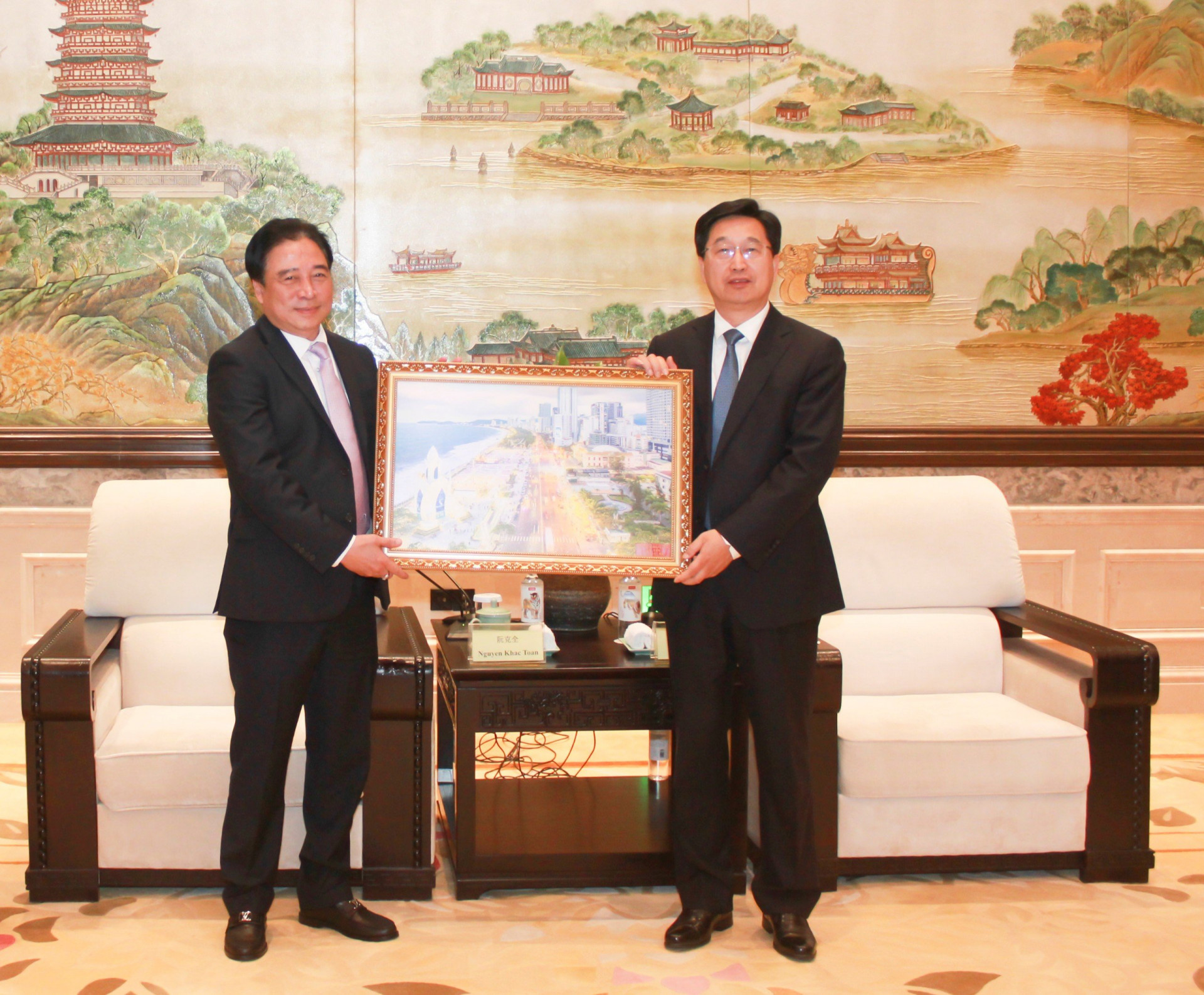 Ông Nguyễn Khắc Toàn tặng bức tranh lưu niệm cho lãnh đạo tỉnh Chiết Giang.