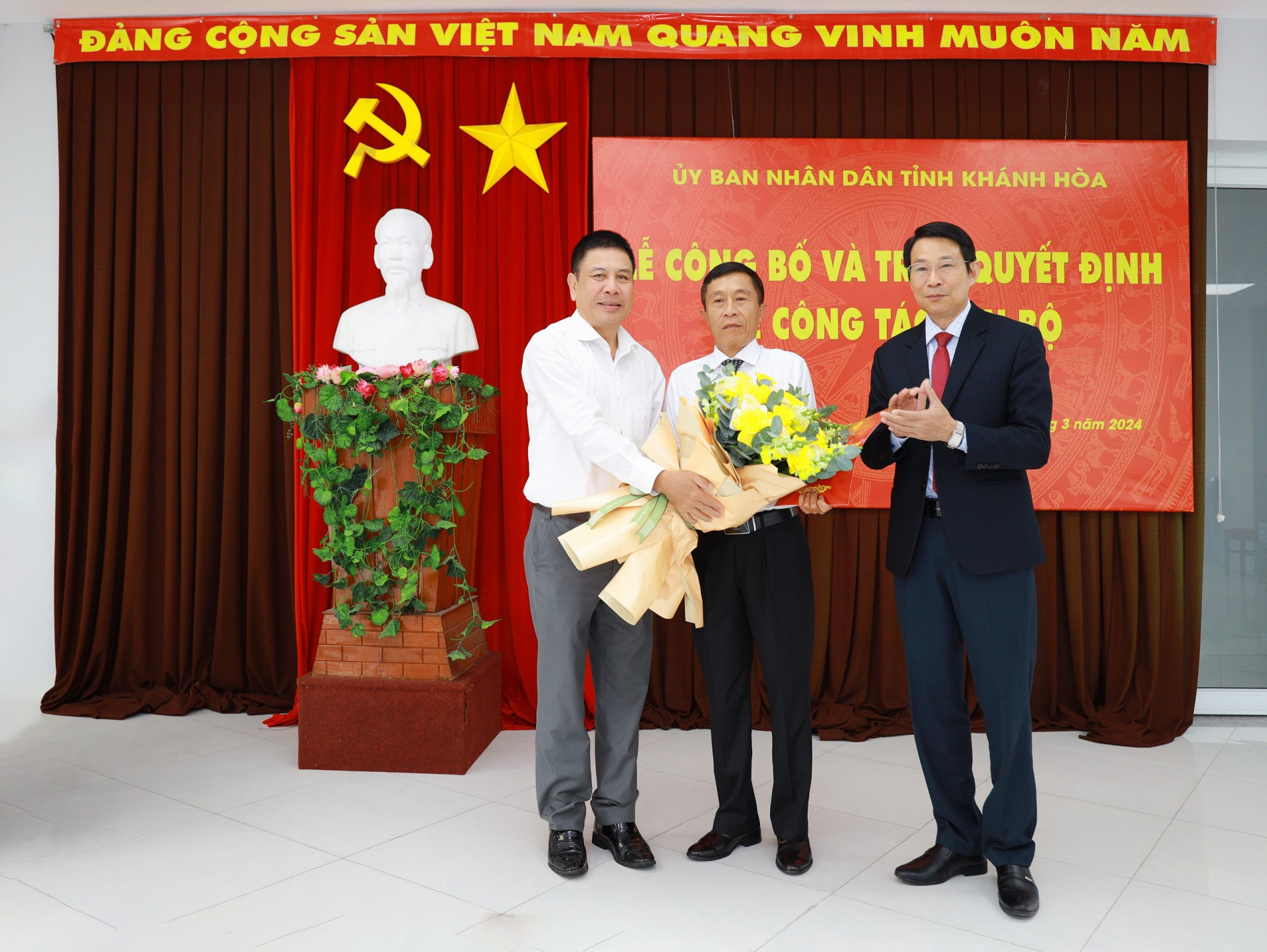 Ông Lê Anh Vũ - Giám đốc Đài Phát thanh và Truyền hình Khánh Hòa tặng hoa chúc mừng ông Võ Thanh Lâm.