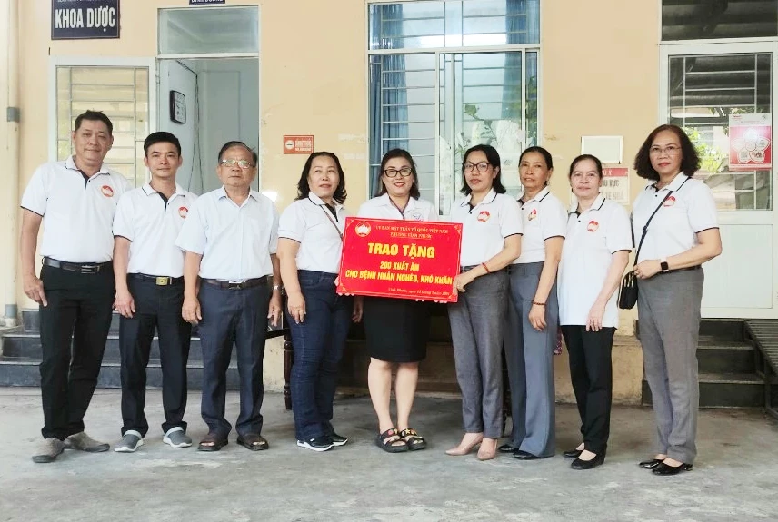 Mặt trận phường Vĩnh Phước trao 200 suất ăn từ thiện cho bệnh nhân nghèo