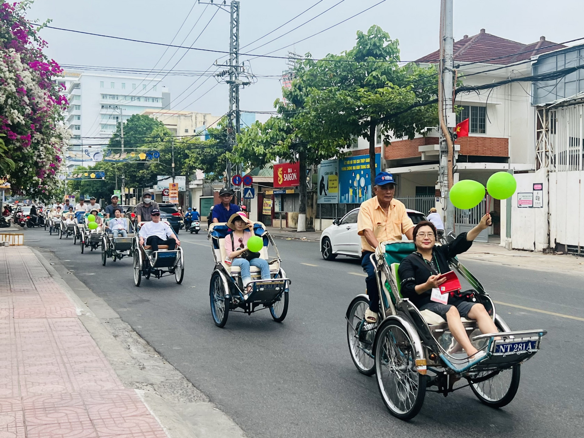 Khách du lịch Hàn Quốc dạo phố Nha Trang bằng xích lô