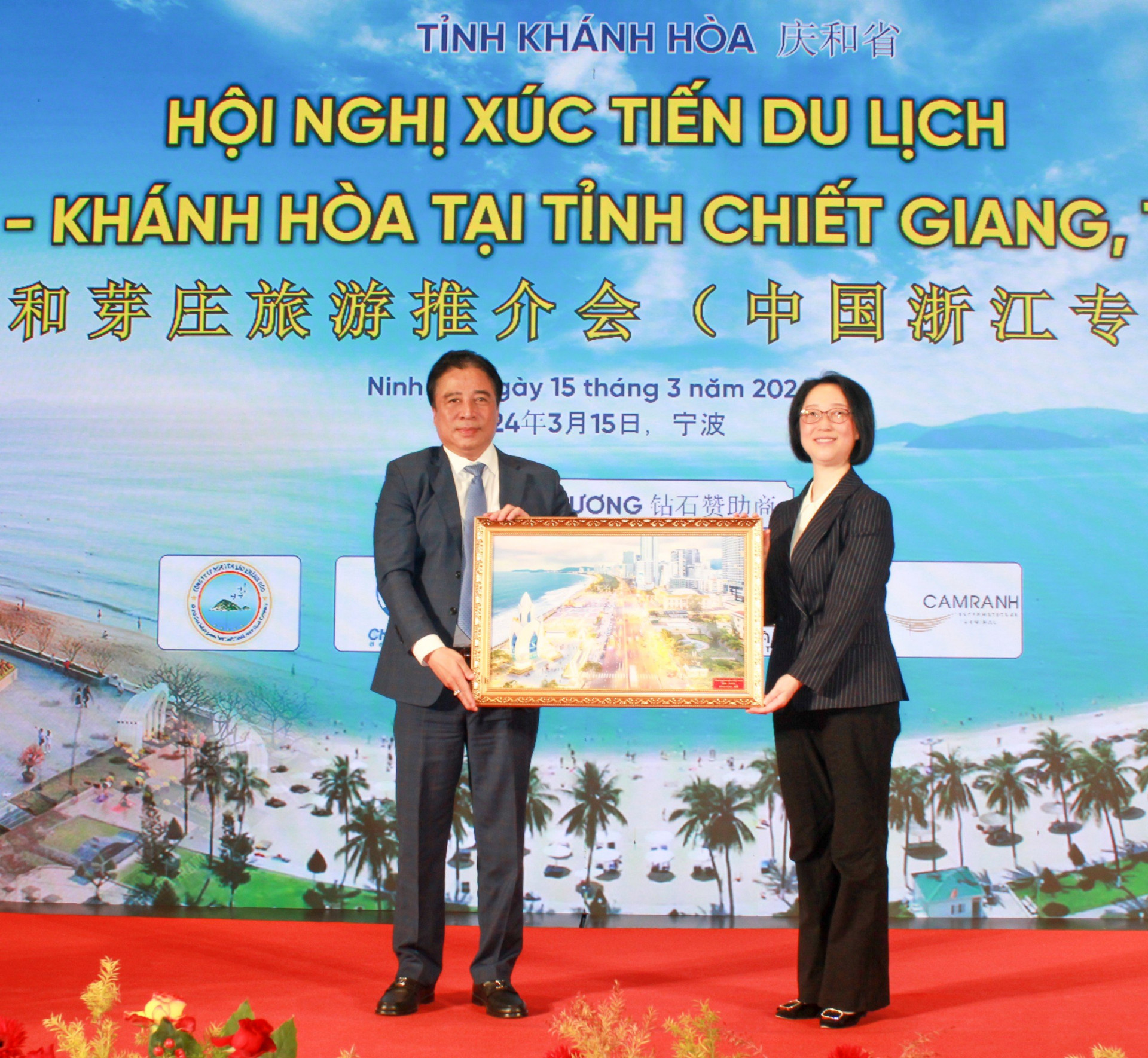 Ông Nguyễn Khắc Toàn tặng quà lưu niệm cho lãnh đạo TP. Ninh Ba.