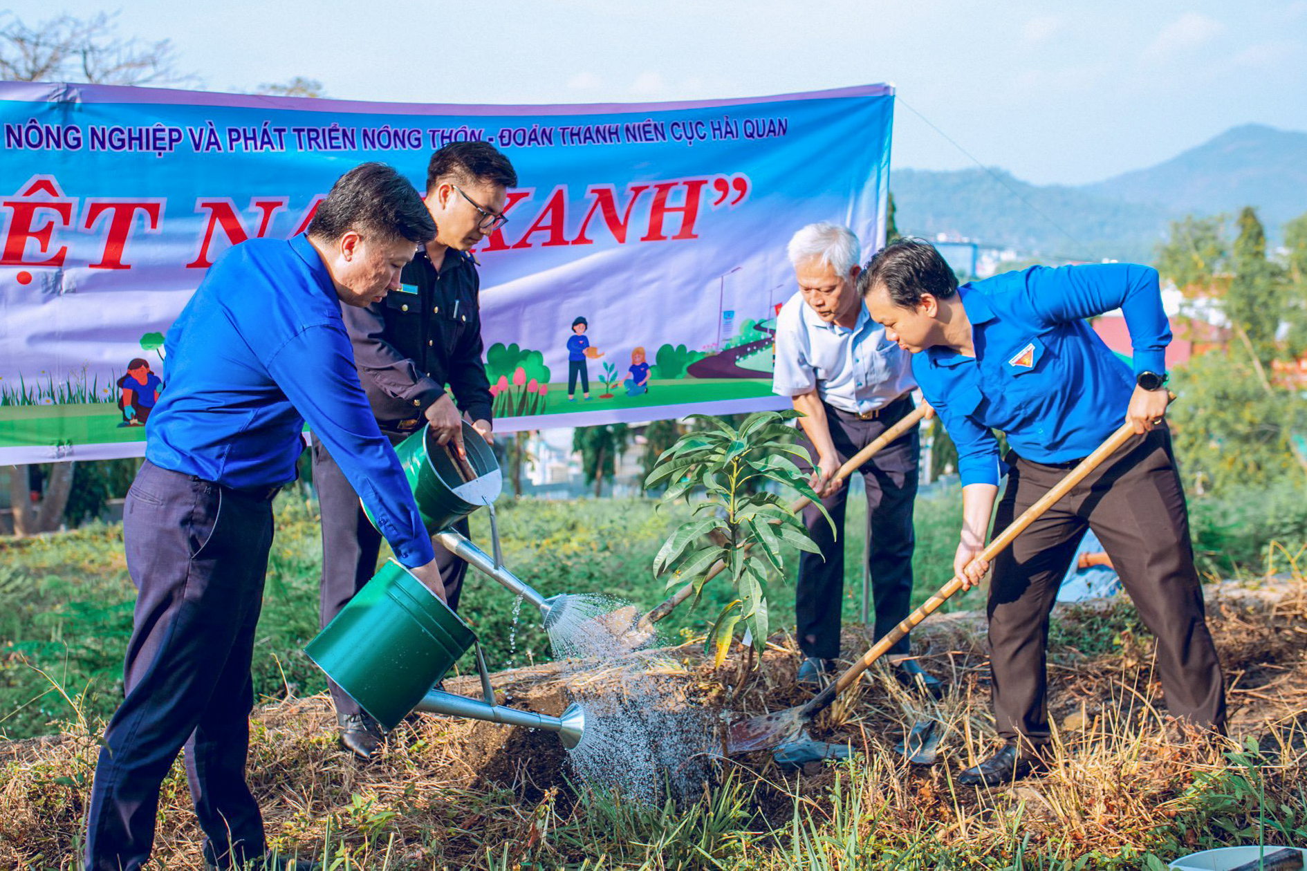 Các đại biểu trồng cây tại nghĩa trang liệt sĩ.