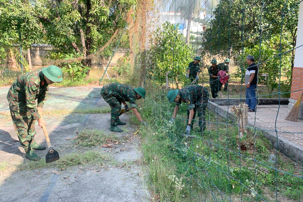 Các đoàn viên, thanh niên dọn vệ sinh tại Làng Trẻ em SOS Nha Trang.