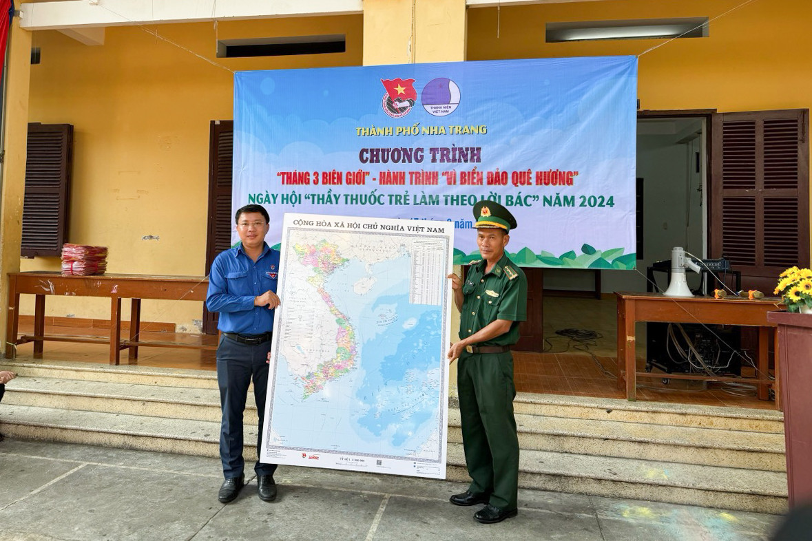 Thành đoàn Nha Trang tặng bản đồ Việt Nam cho Đồn Biên phòng Trí Nguyên.