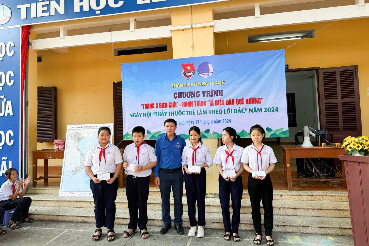 Lãnh đạo Thành đoàn Nha Trang trao học bổng cho các học sinh.