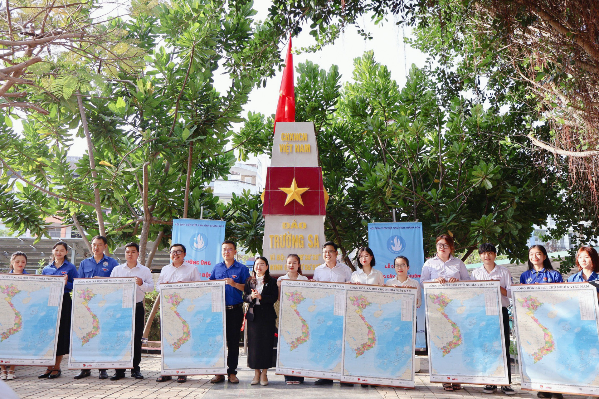 Tỉnh đoàn - Hội Sinh viên Việt Nam tỉnh trao tặng bản đồ Việt Nam cho đại diện đoàn trường, hội sinh viên các trường đại học, cao đẳng.