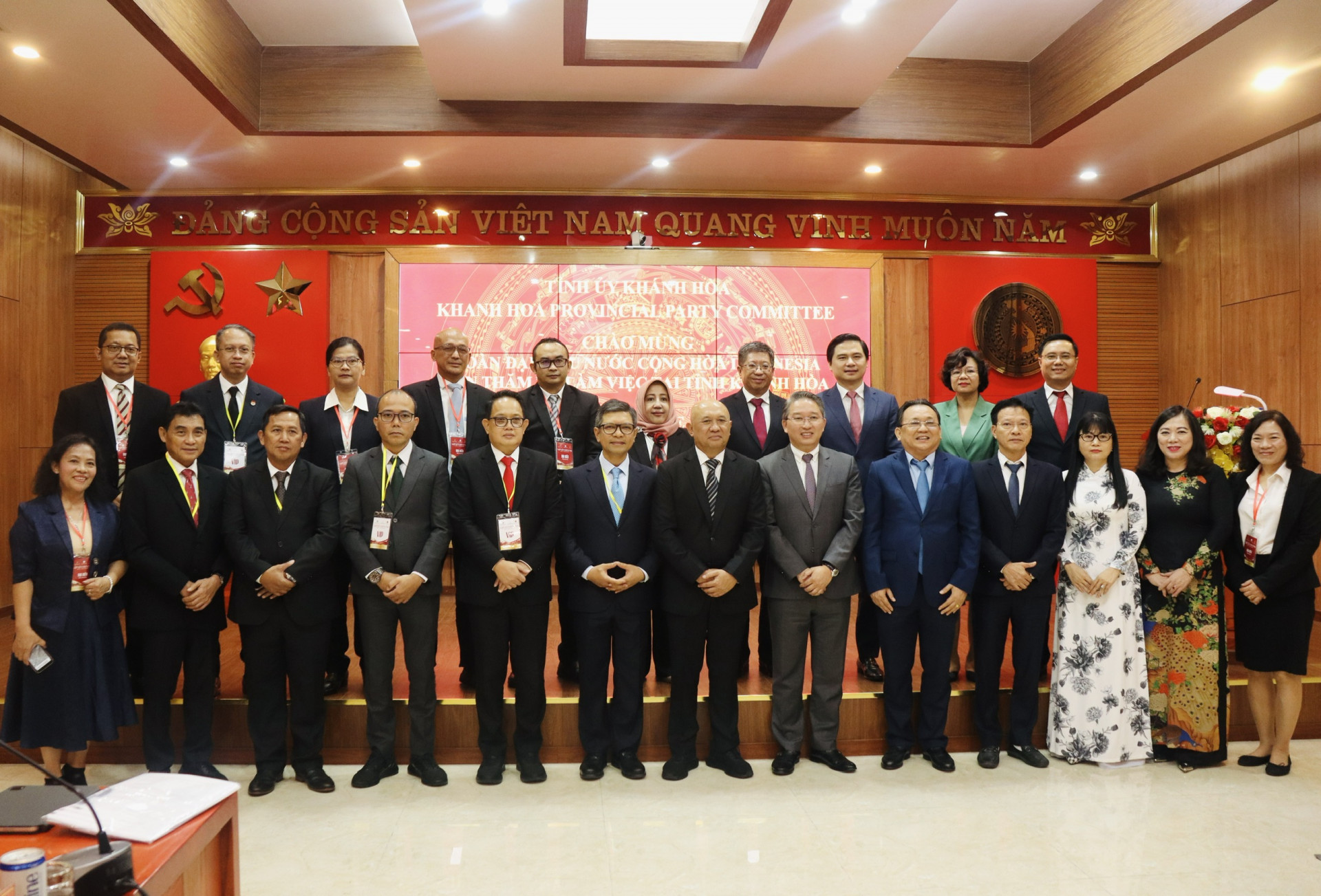 
Bí thư Tỉnh ủy Nguyễn Hải Ninh cùng lãnh đạo tỉnh Khánh Hòa chụp ảnh lưu niệm với Đoàn đại biểu Indonesia
