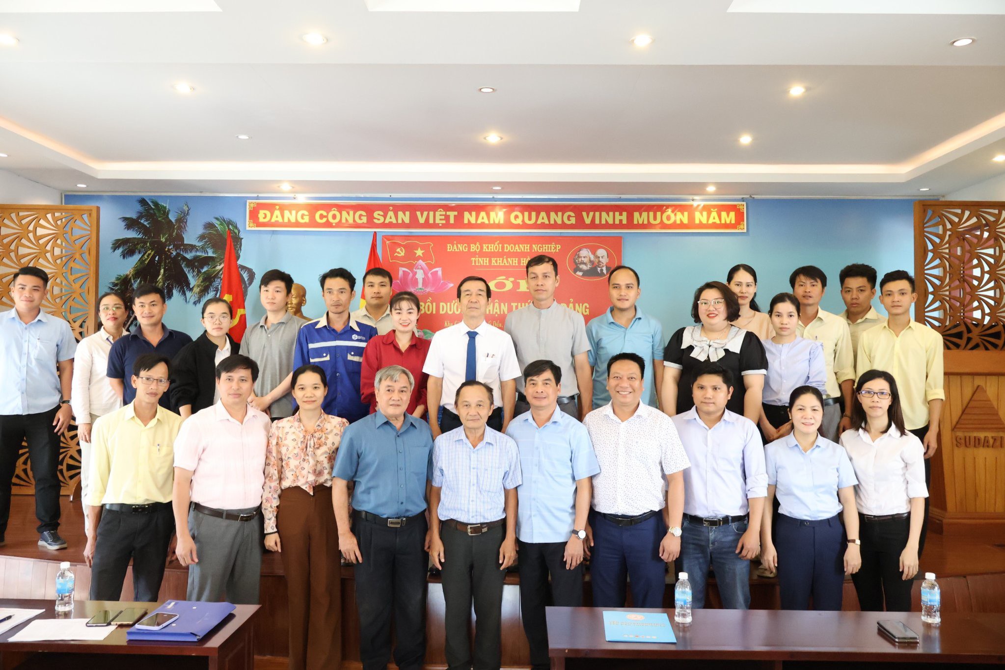 Đảng ủy Khối Doanh nghiệp tỉnh Khánh Hòa:: Tổ chức bồi dưỡng nhận thức về Đảng cho 22 quần chúng ưu tú ở các doanh nghiệp