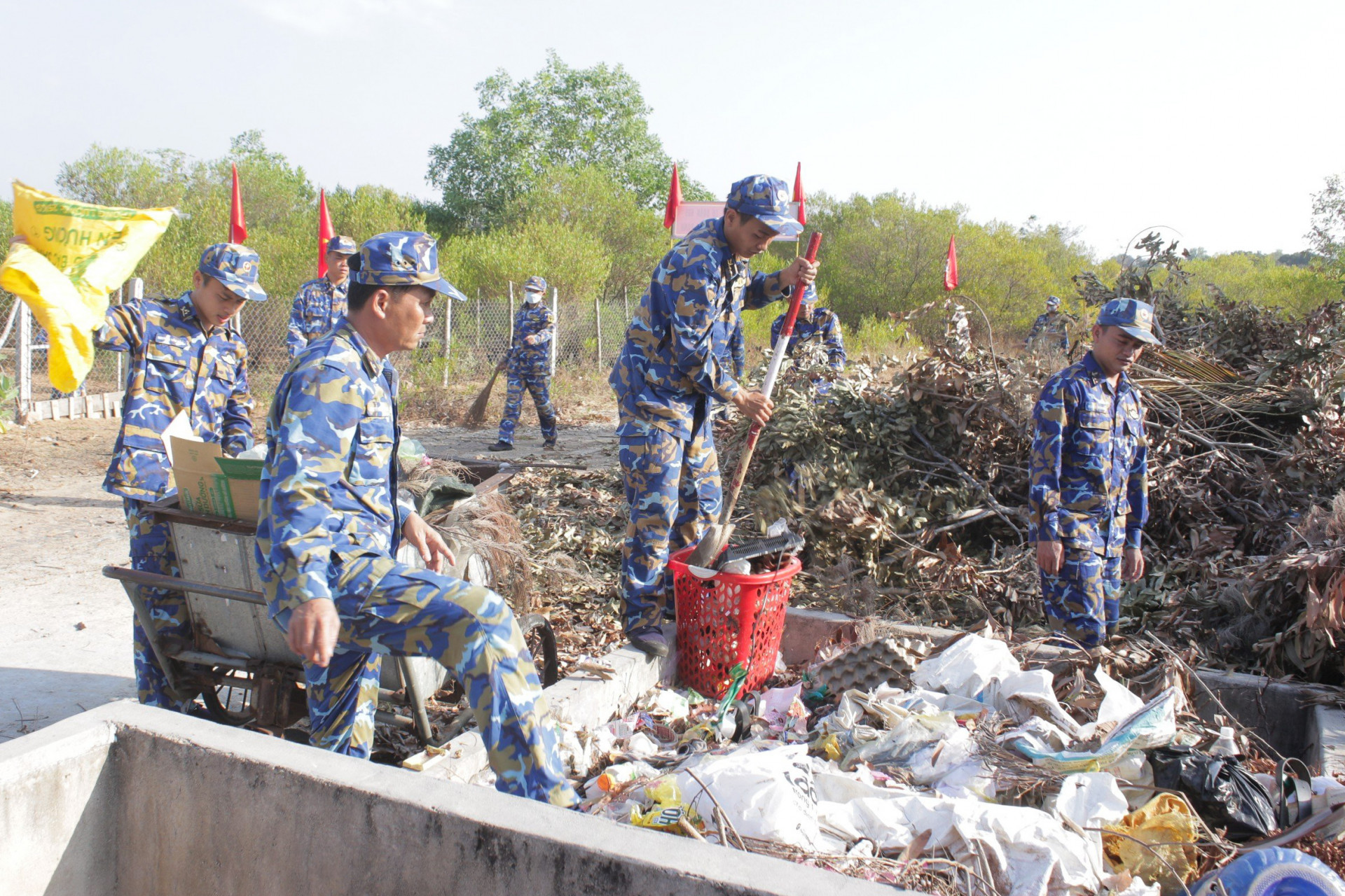 Các cán bộ, đoàn viên, thanh niên thu gom, phân loại rác.