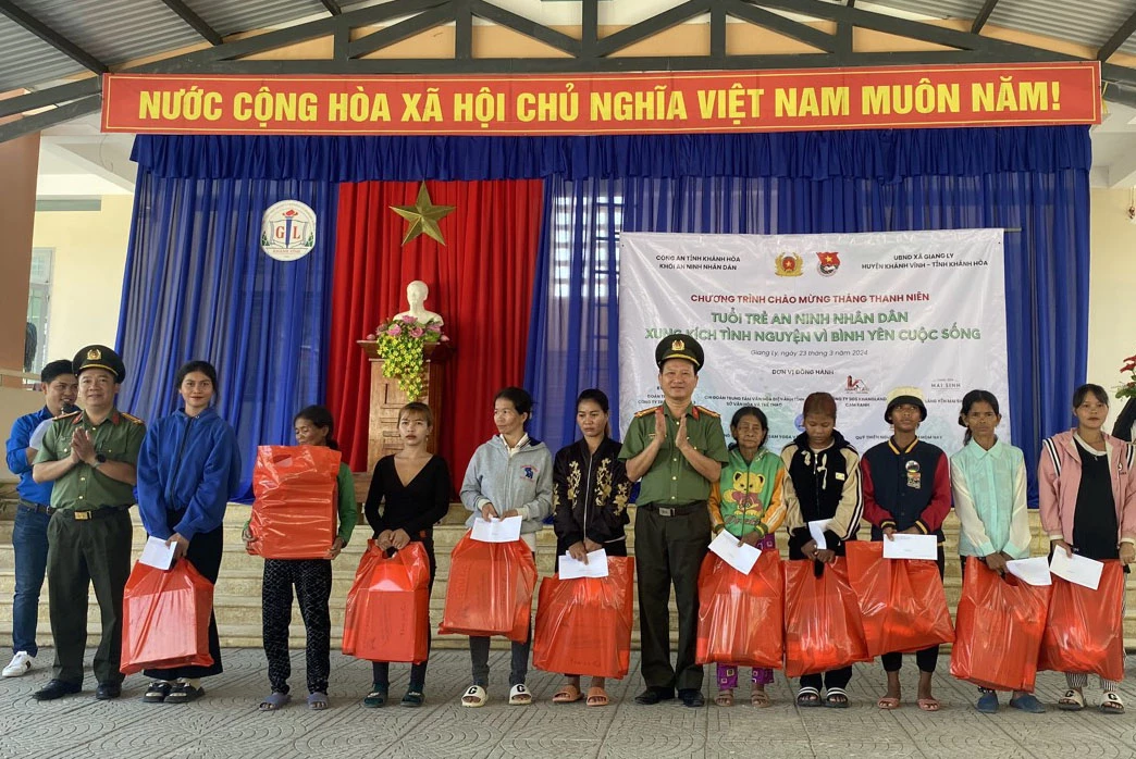 Đoàn thanh niên Công an tỉnh Khánh Hòa tổ chức nhiều hoạt động tại Trường Tiểu học Giang Ly