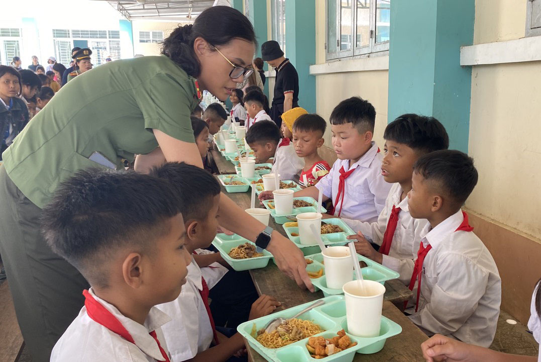 Bữa ăn ấm áp, đầy yêu thương của các em học sinh trường tiểu học Giang Ly.