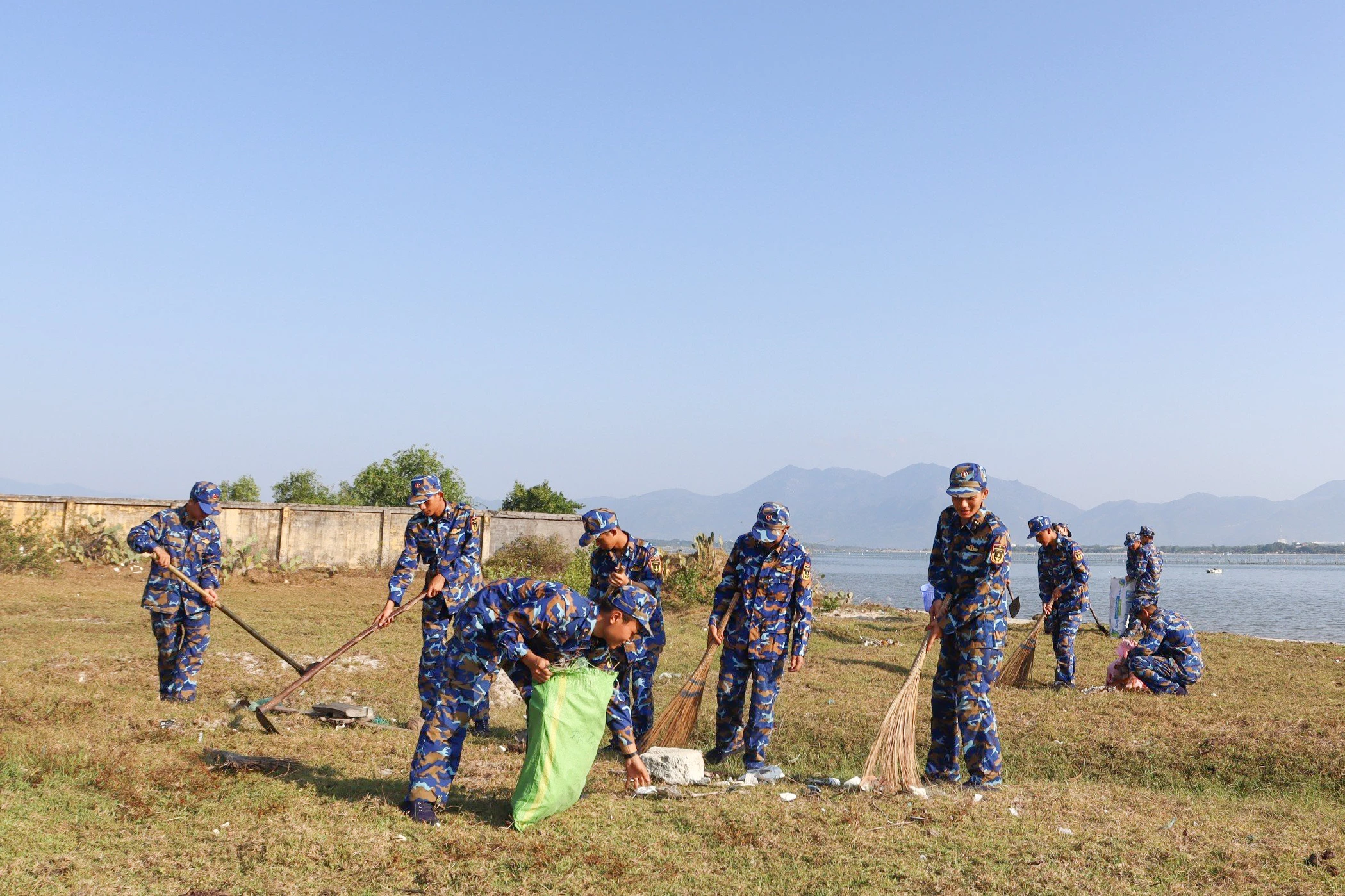 Thanh niên quân đội, kiểm ngư tổ chức hoạt động Ngày thứ Bảy tình nguyện