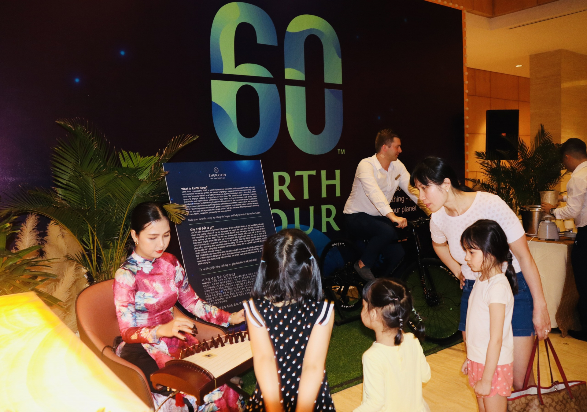 Sheraton Nha Trang Hotel organized a performance of traditional musical instruments to serve guests attending the Earth Hour event.
