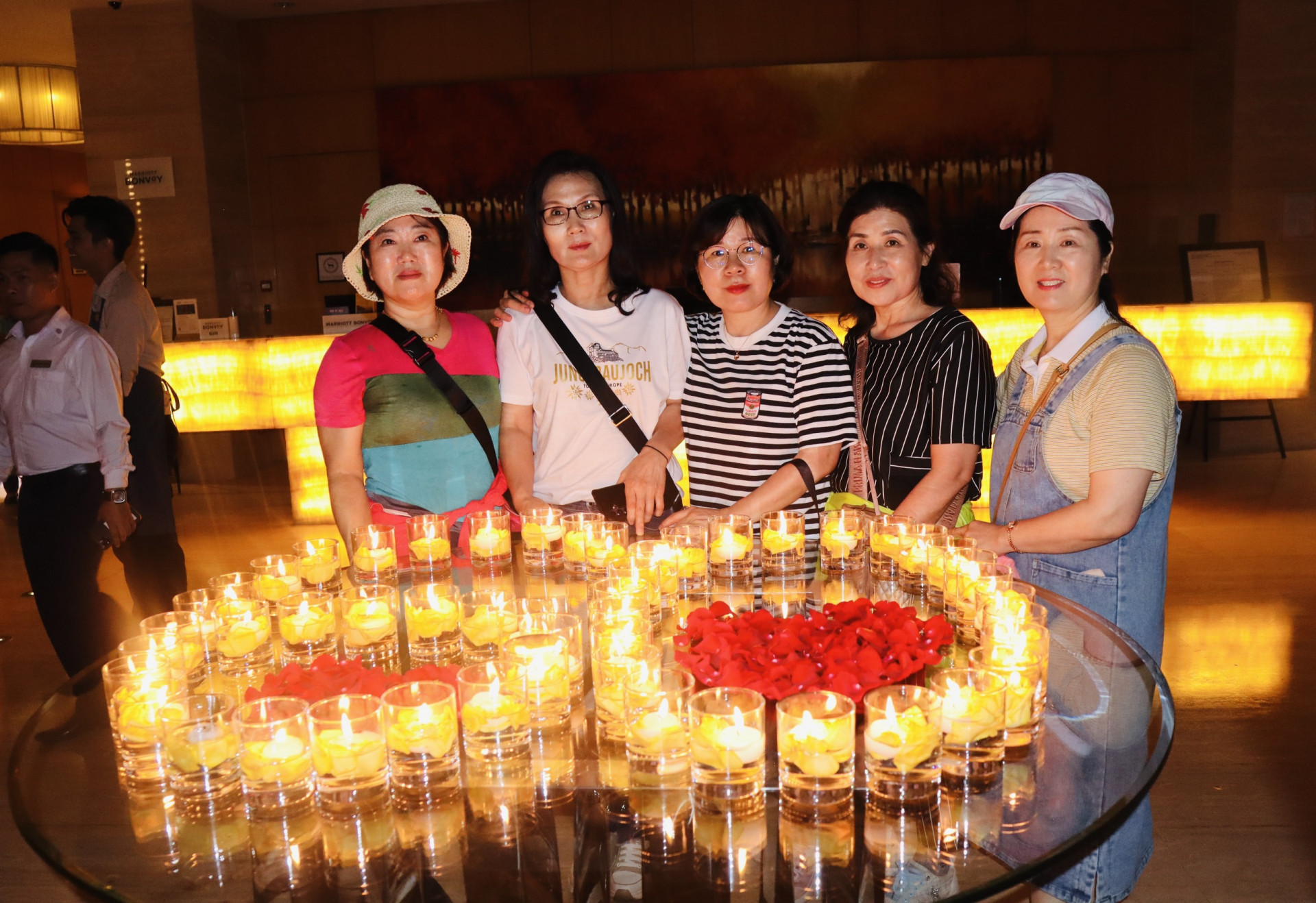 Du khách Hàn Quốc chụp ảnh lưu niệm bên biểu tượng Giờ Trái đất ở Sheraton Nha Trang