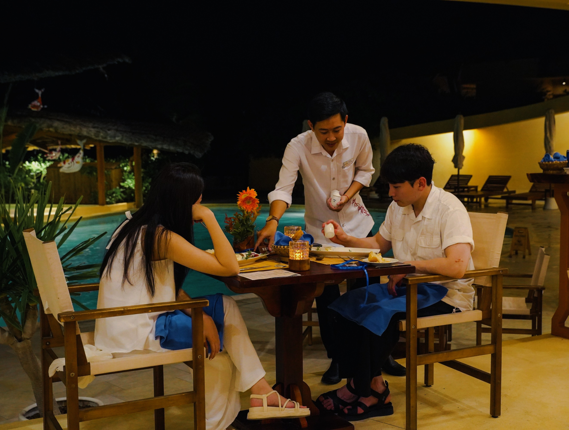 Tourists enjoying dinner in candlelight at Ana Mandara Cam Ranh.
