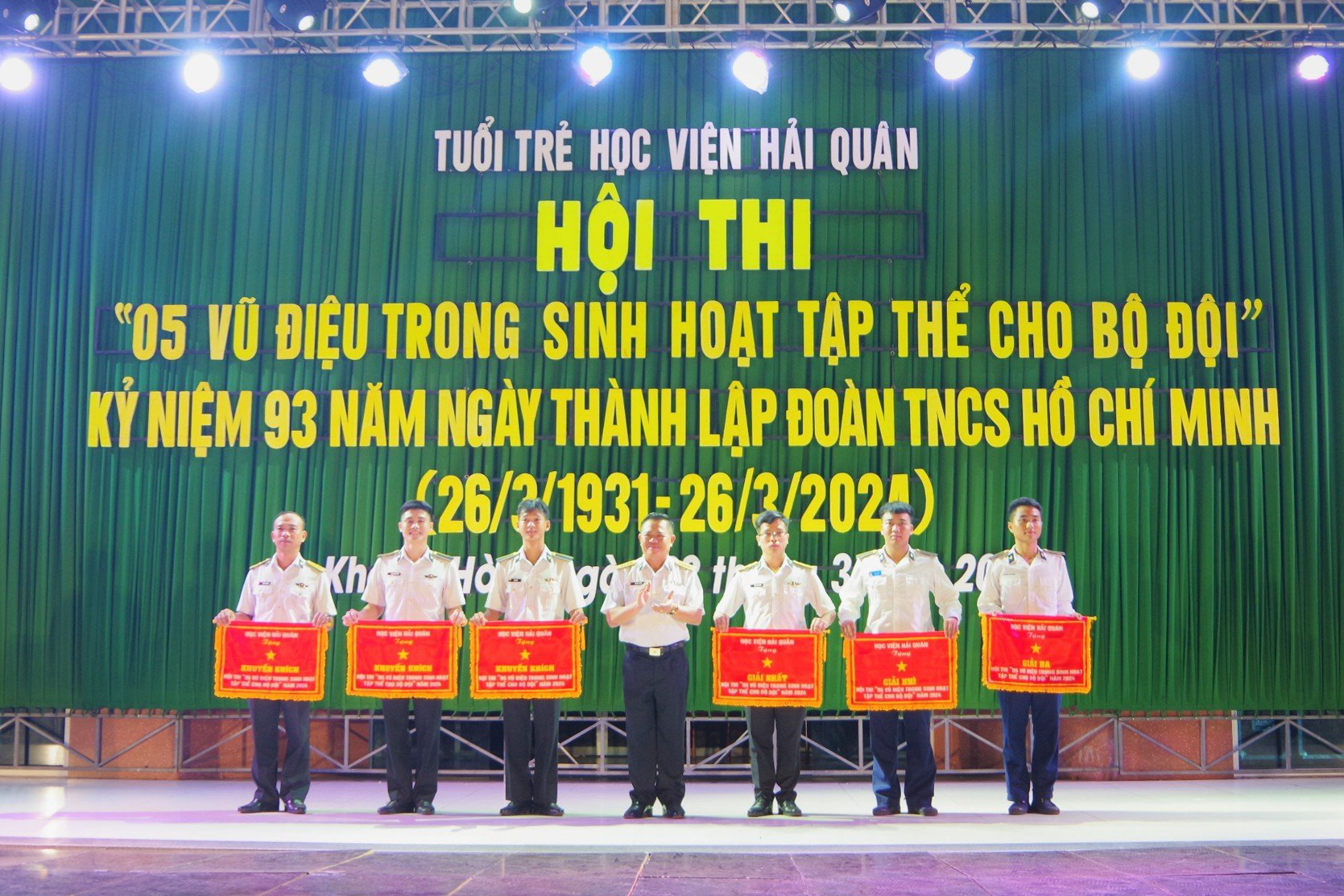 Lãnh đạo học viện trao giải cho các đội.