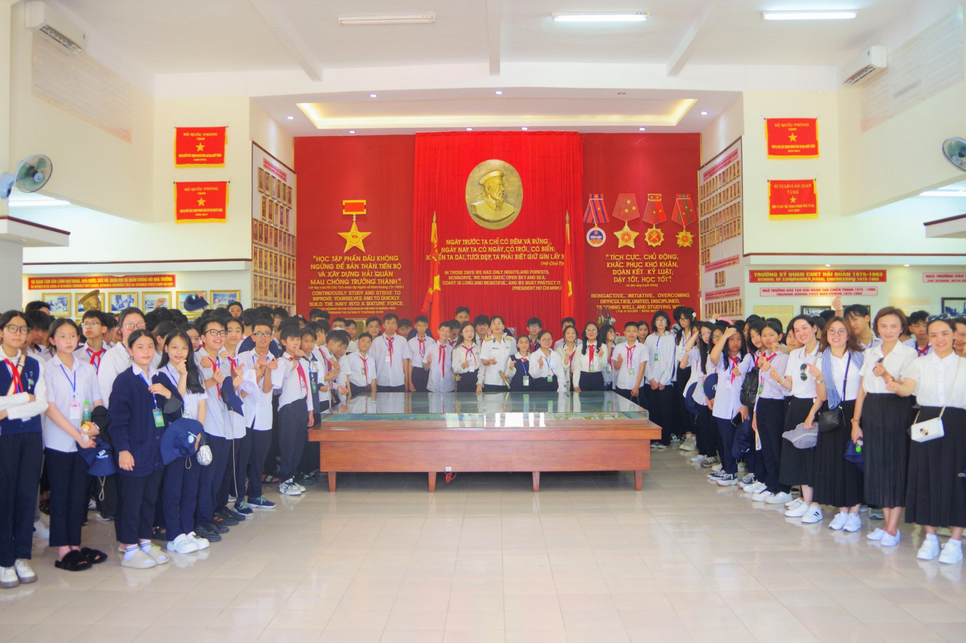 Các cán bộ, học sinh tham quan nhà truyền thống Học viện Hải quân.