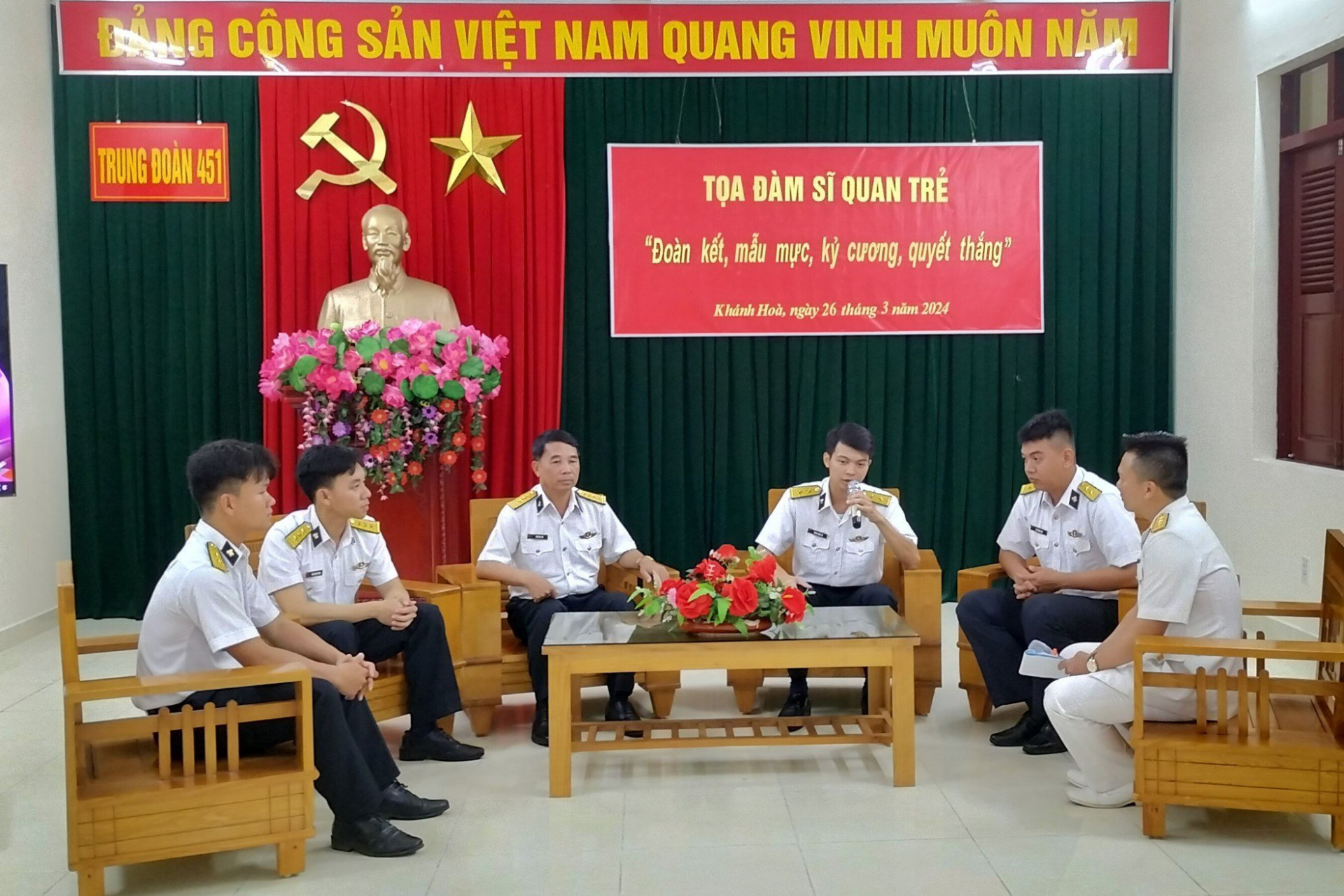 Toạ đàm sĩ quan trẻ tại Trung đoàn 451.