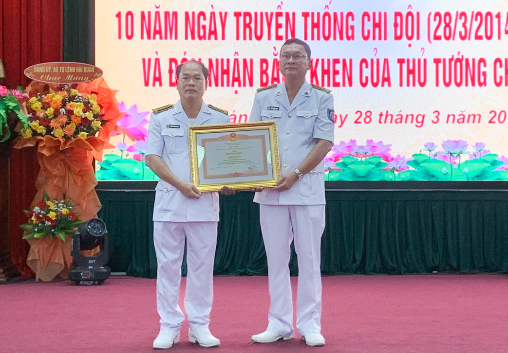 Chi đội Kiểm ngư số 4 đón nhận bằng khen của Thủ tướng Chính phủ.