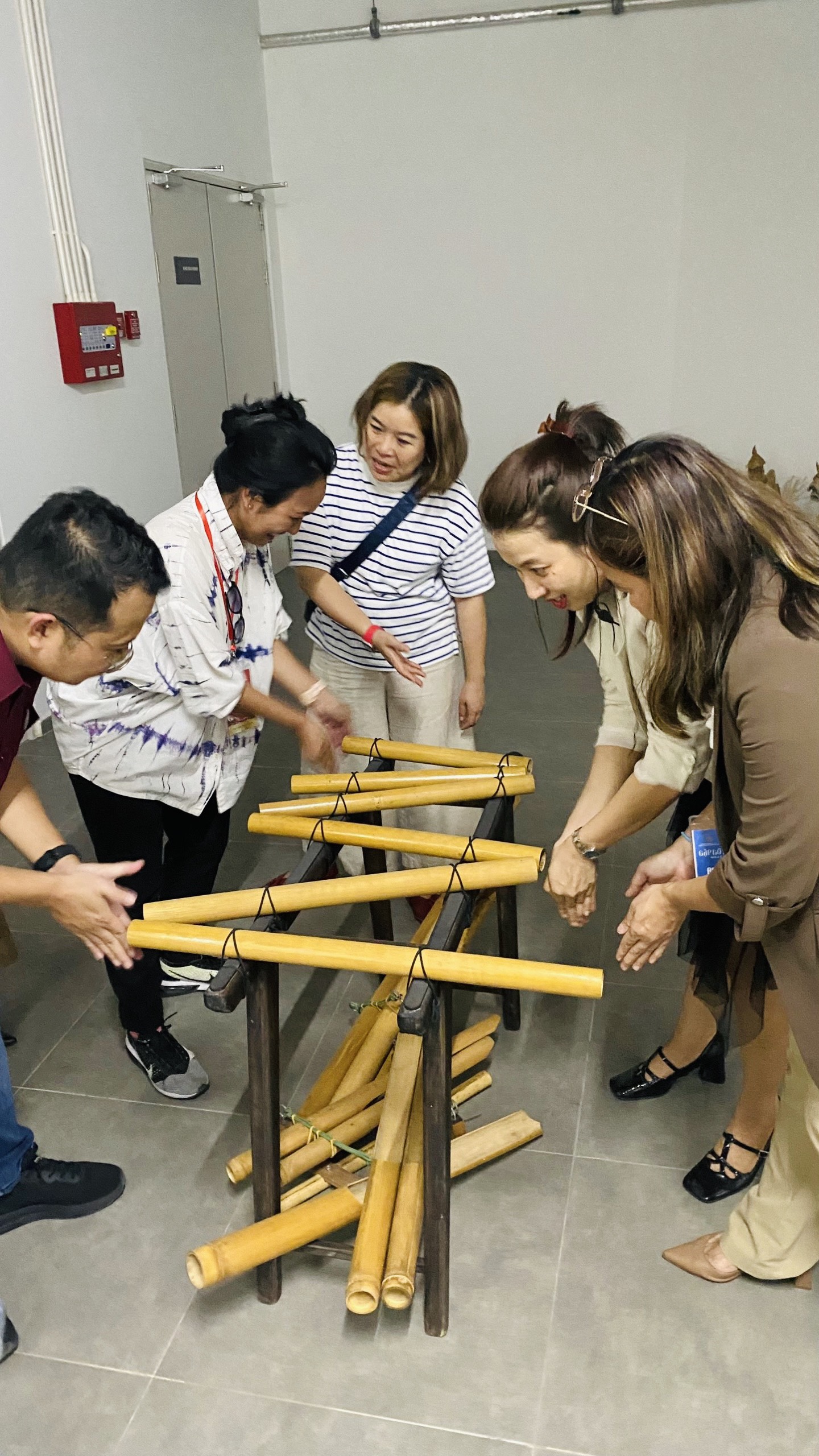 Đoàn đại biểu Indonesia thử chơi nhạc cụ bằng tre nứa của Việt Nam.