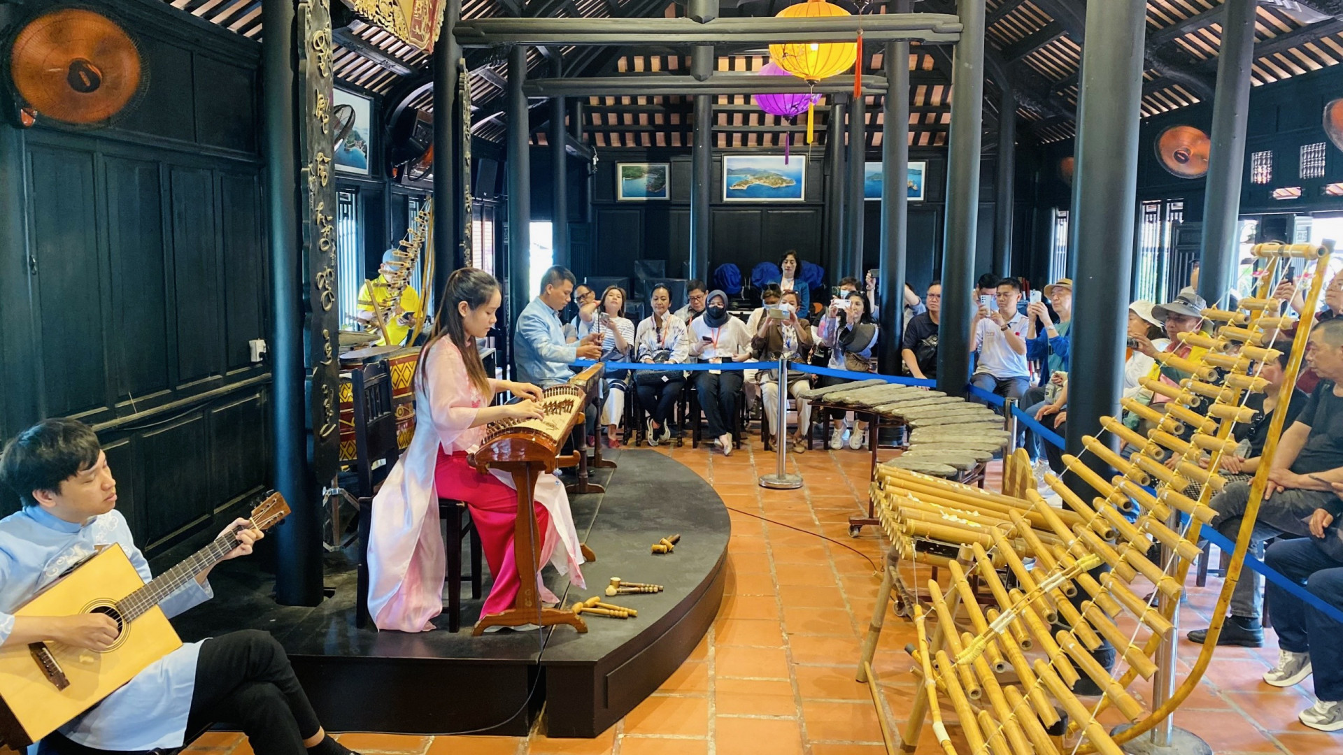 Đoàn đại biểu Indonesia xem biểu diễn nhạc cụ truyền thống của Việt Nam tại Khu danh thắng Hòn Chồng, TP. Nha Trang.