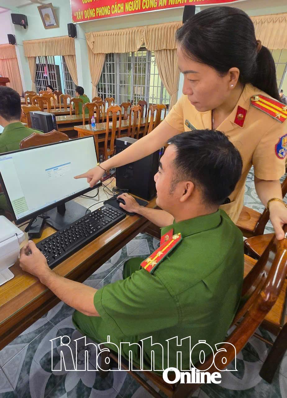 Phòng Cảnh sát giao thông, Công an tỉnh Khánh Hòa: Tập huấn cho cán bộ tiếp nhận hồ sơ cấp giấy phép lái xe