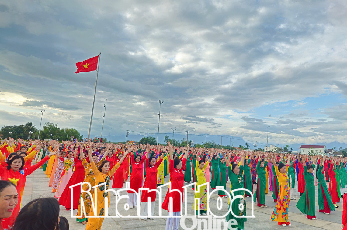 900 cán bộ, hội viên phụ nữ Ninh Hòa tham gia đồng diễn dân vũ thể thao