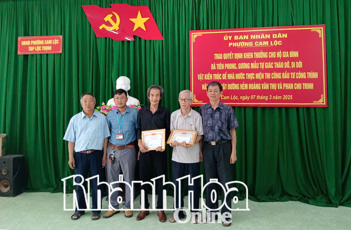 Phường Cam Lộc khen thưởng 2 hộ gia đình.