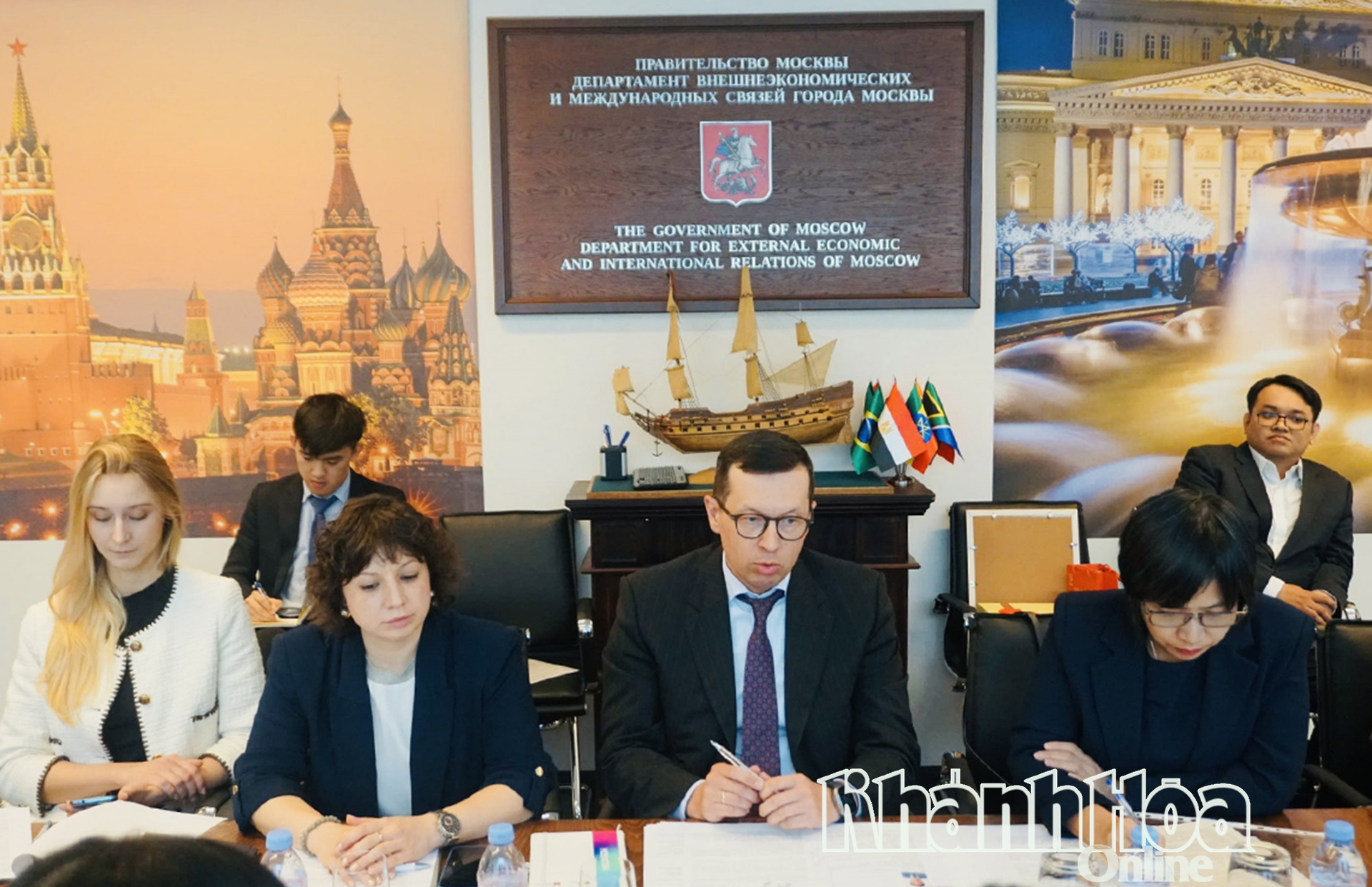 Ông Manuylov Vyacheslav Viktorovich phát biểu tại buổi làm việc.