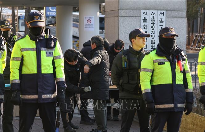 Cảnh sát gác bên ngoài Tòa án quận trung tâm Seoul, nơi diễn ra phiên luận tội Tổng thống Hàn Quốc Yoon Suk Yeol, ngày 20/2/2025. Ảnh: Yonhap/TTXVN
