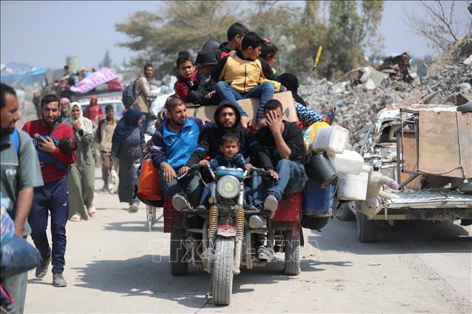 Người dân sơ tán khỏi thành phố Beit Hanoun, Dải Gaza ngày 18/3/2025. Ảnh: THX/TTXVN
