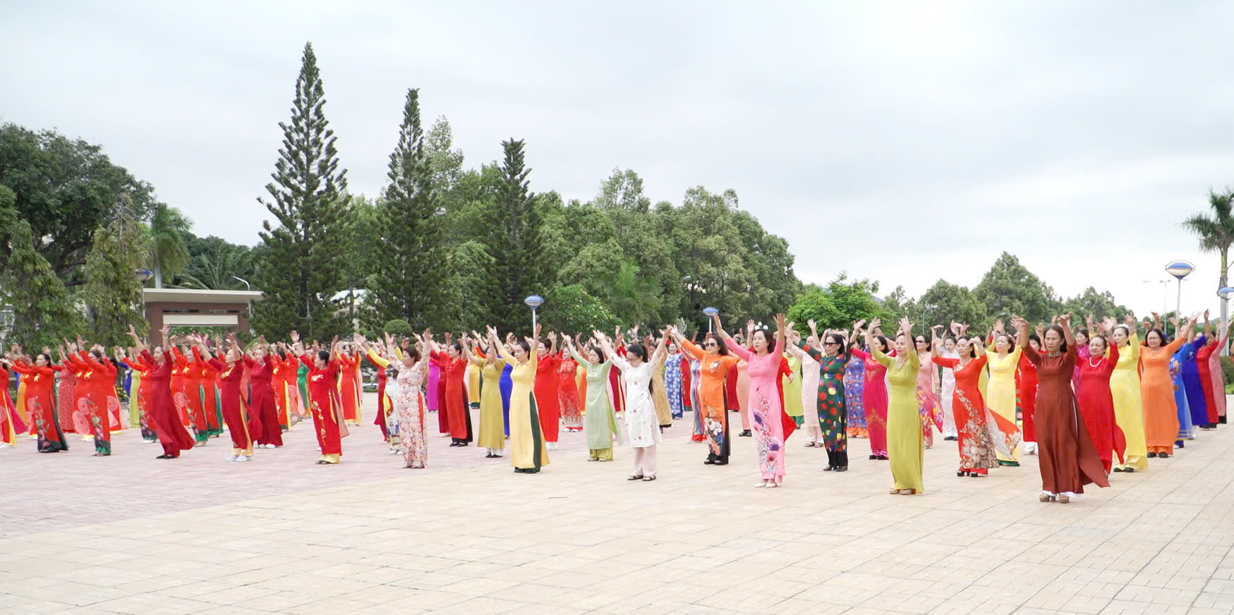 Cam Ranh: Hơn 400 phụ nữ tham gia đồng diễn dân vũ và thể dục thể thao