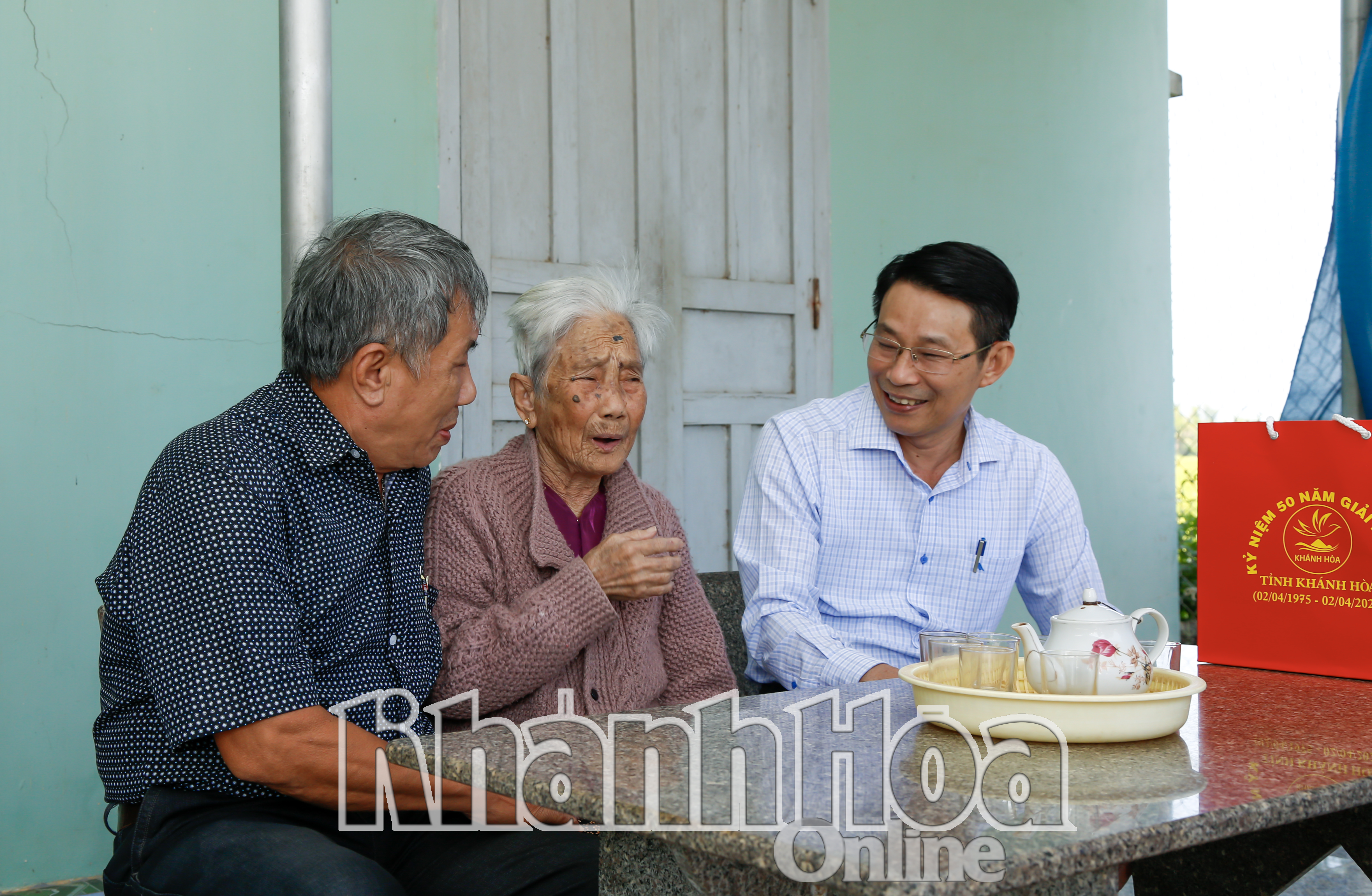Phó Chủ tịch UBND tỉnh Đinh Văn Thiệu thăm, tặng quà các gia đình có công tiêu biểu tại Ninh Hòa